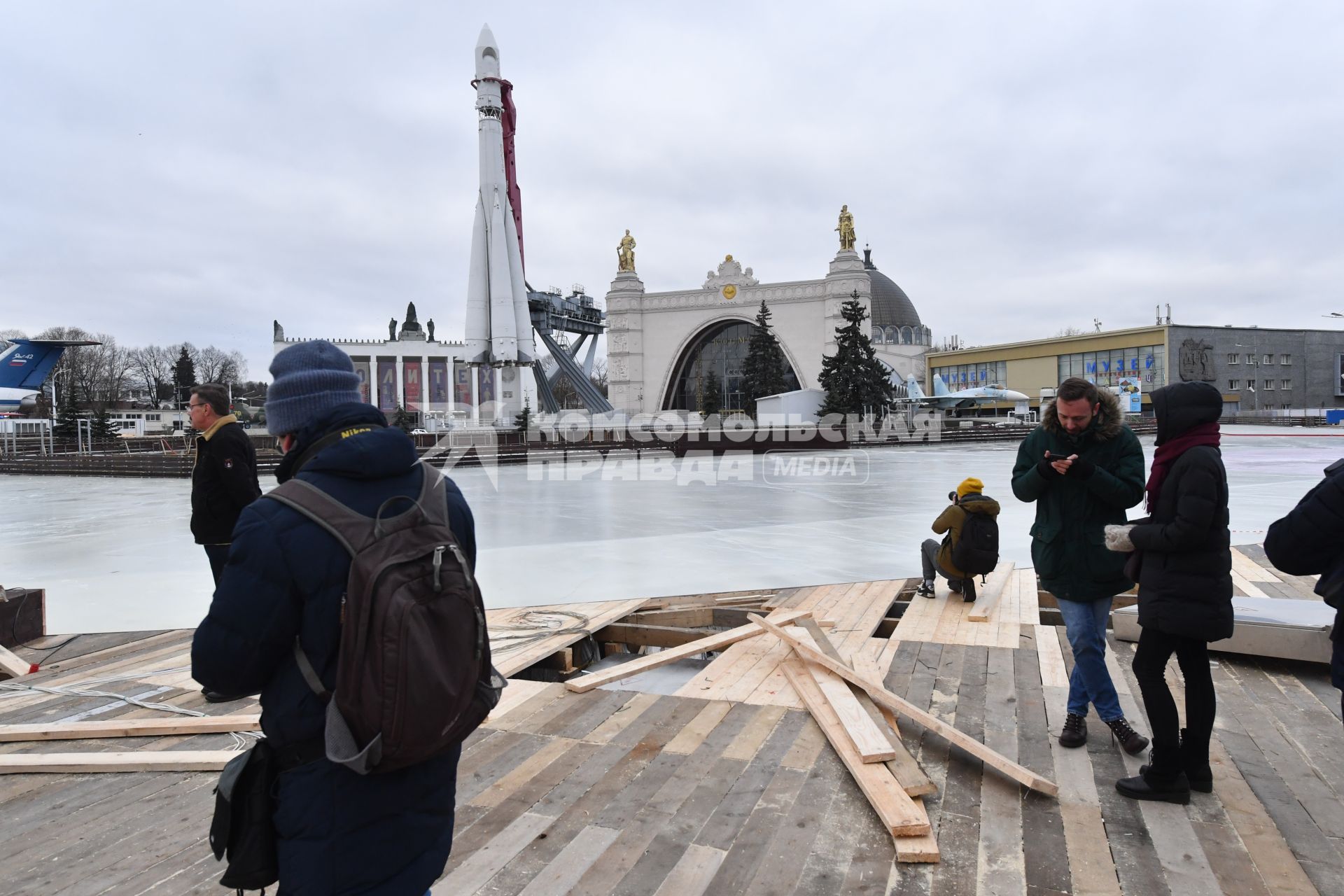 Москва. Подготовка катка на площади Промышленности - вокруг ракеты-носителя `Восток` на ВДНХ.