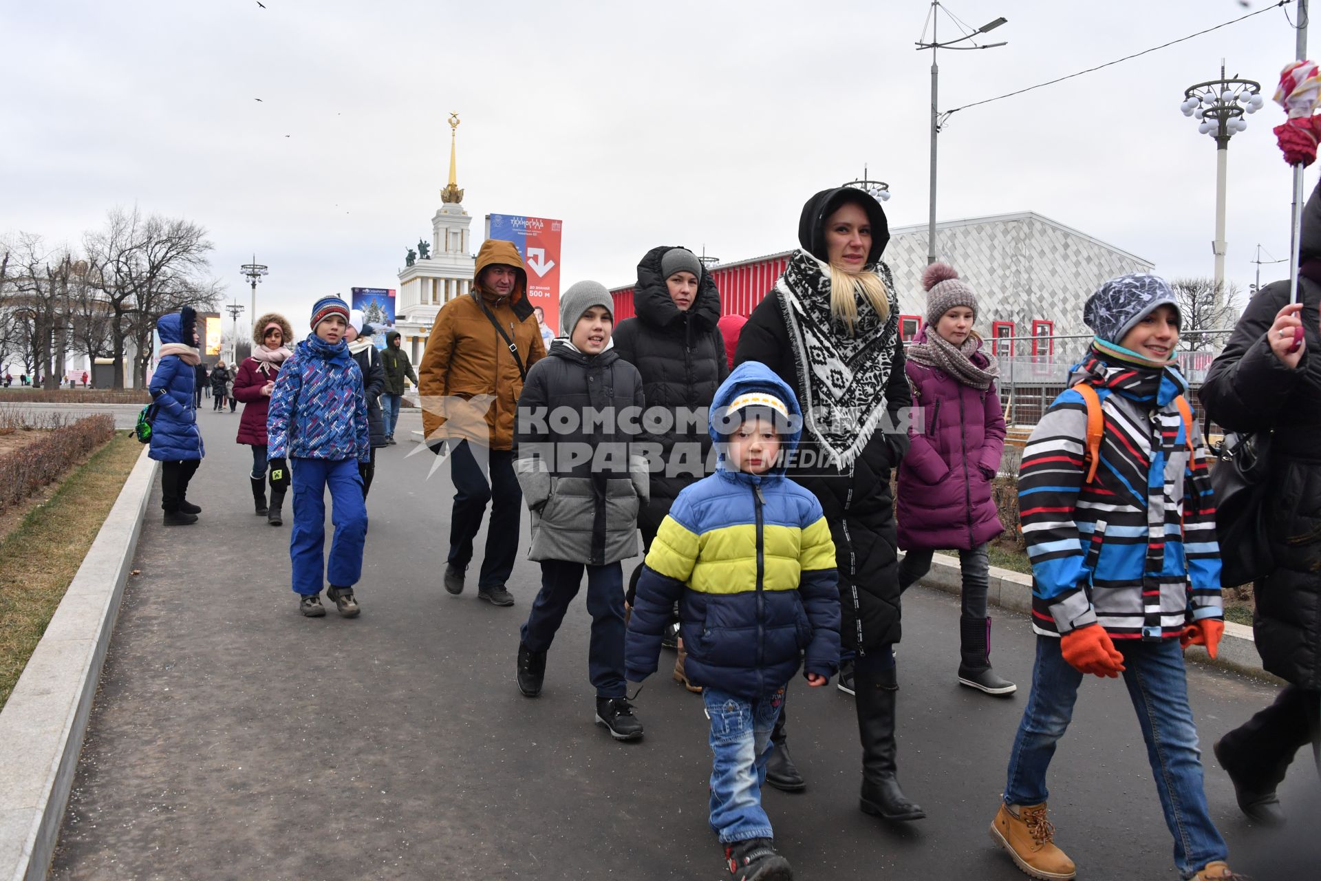 Москва. Экскурсионная группа на ВДНХ.