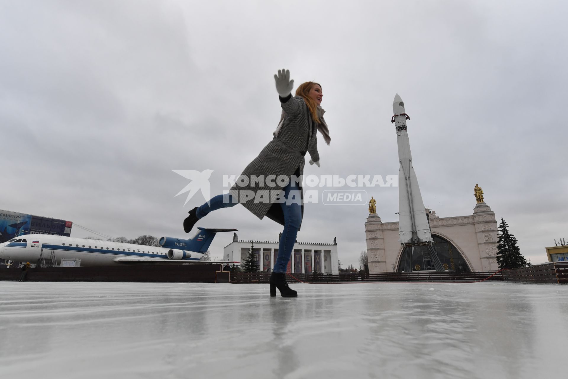 Москва. Подготовка катка на площади Промышленности - вокруг ракеты-носителя `Восток` на ВДНХ.