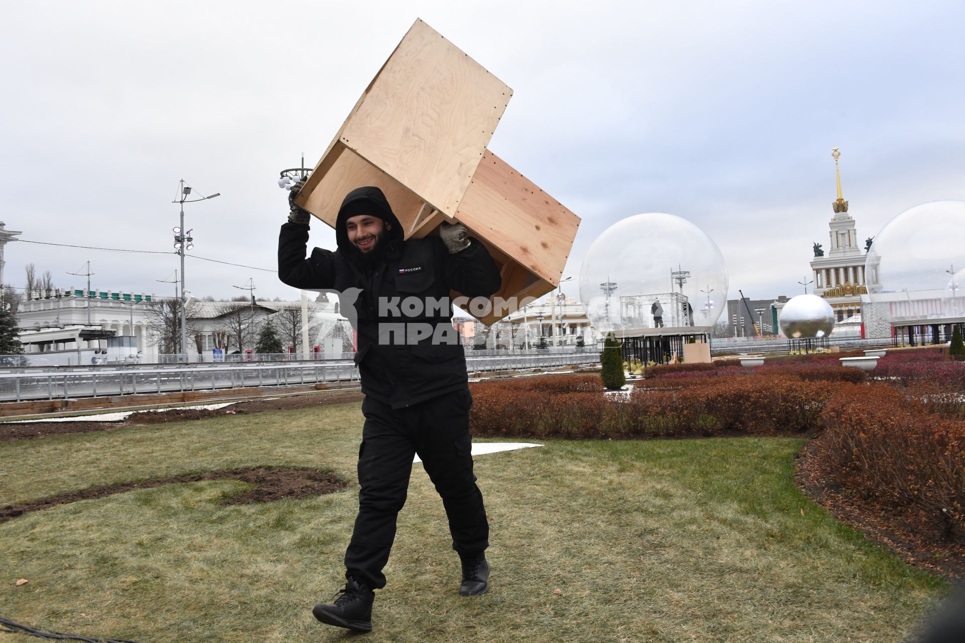 Москва. Подготовка катка на ВДНХ.