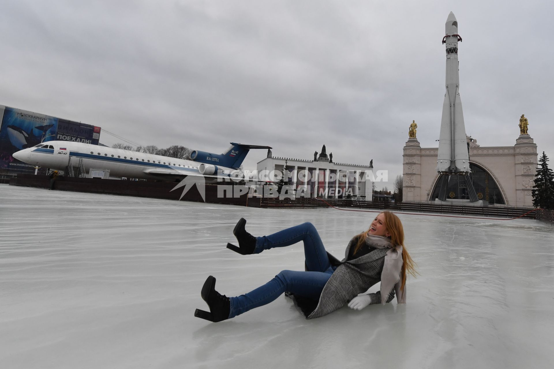 Москва. Подготовка катка на площади Промышленности - вокруг ракеты-носителя `Восток` на ВДНХ.