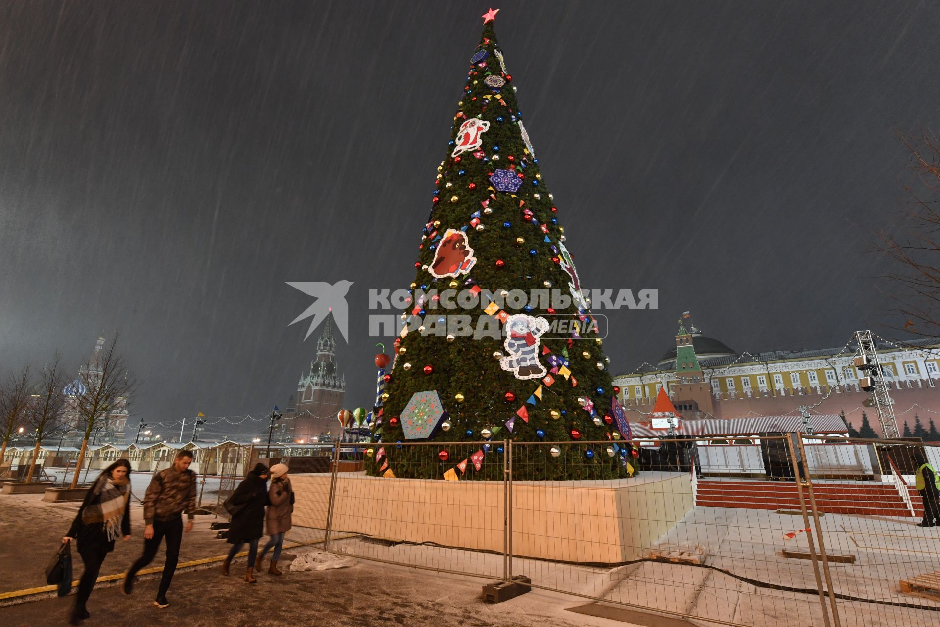 Москва.  Новогодняя елка на Красной площади.