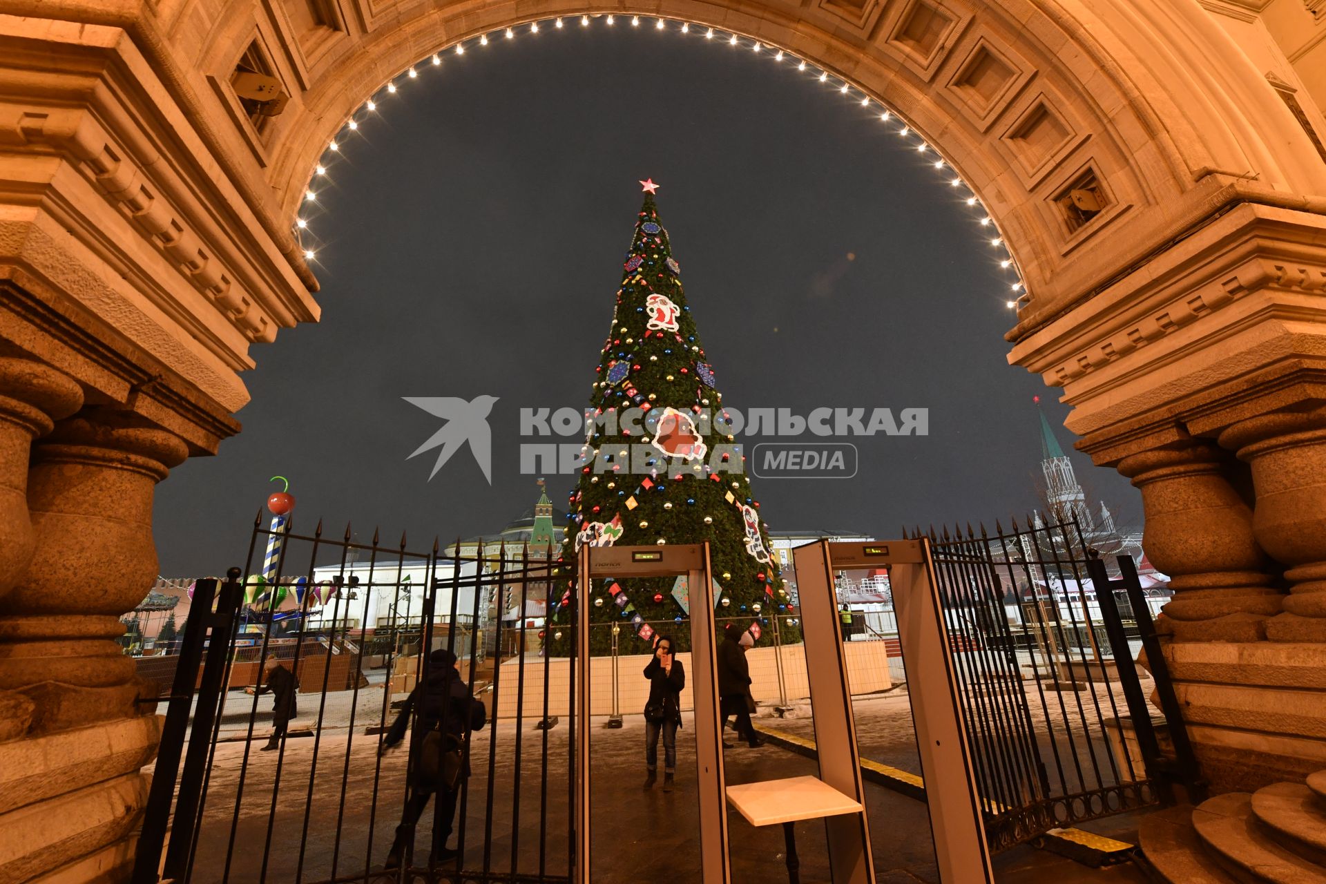 Москва.  Новогодняя елка на Красной площади.