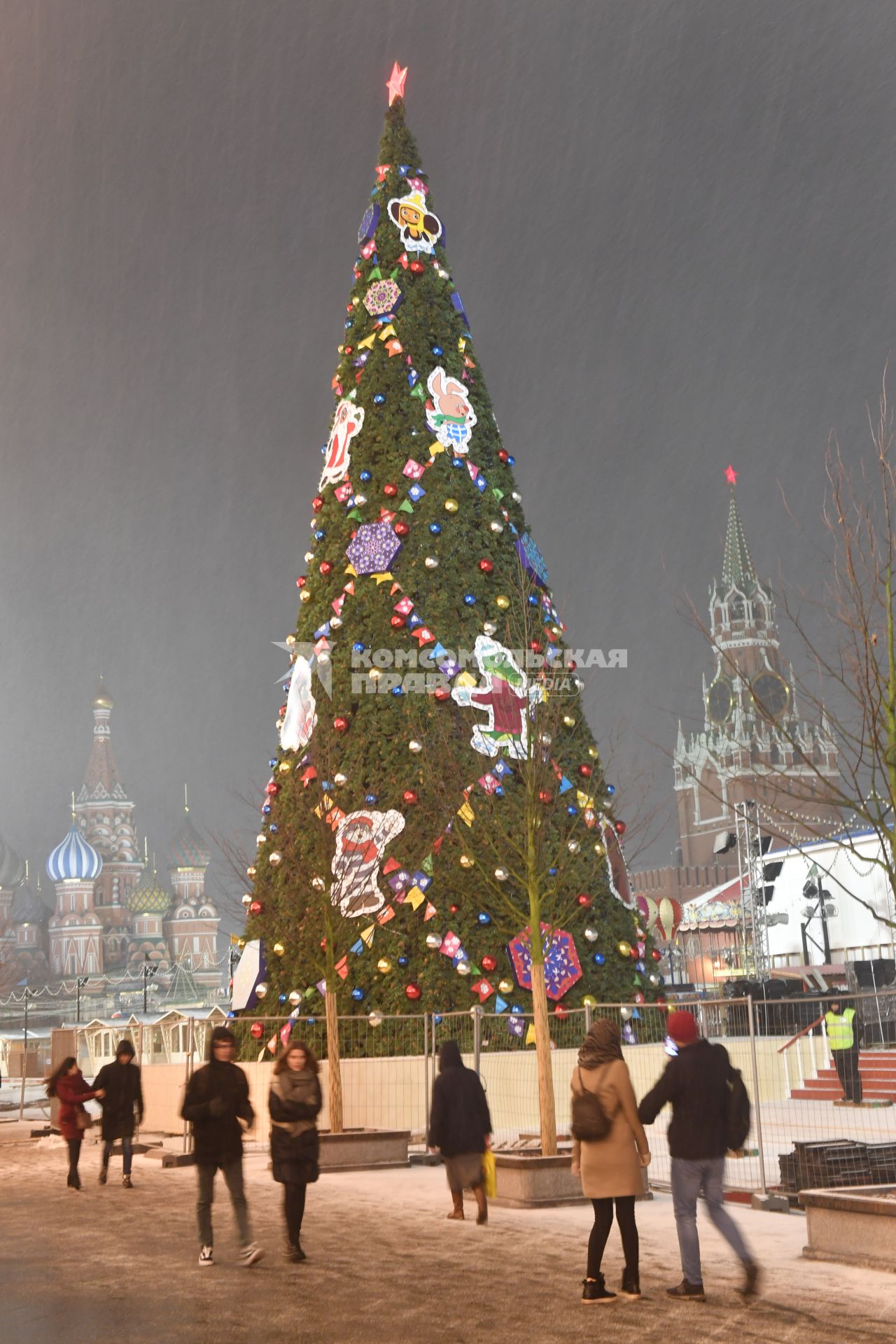 Москва.  Новогодняя елка на Красной площади.