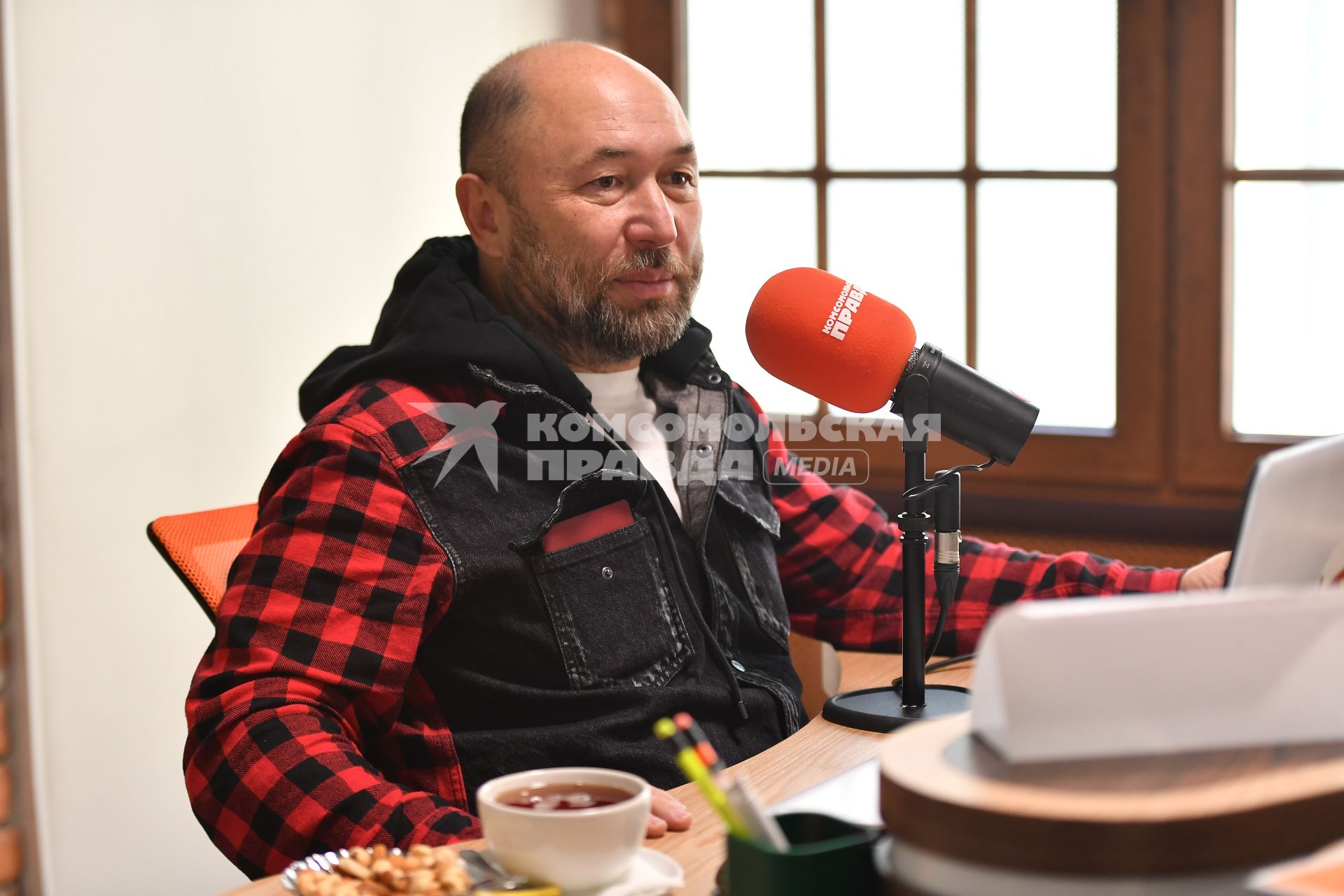 Москва.  Продюсер и режиссер Тимур Бекмамбетов  на радио `Комсомольская правда`.