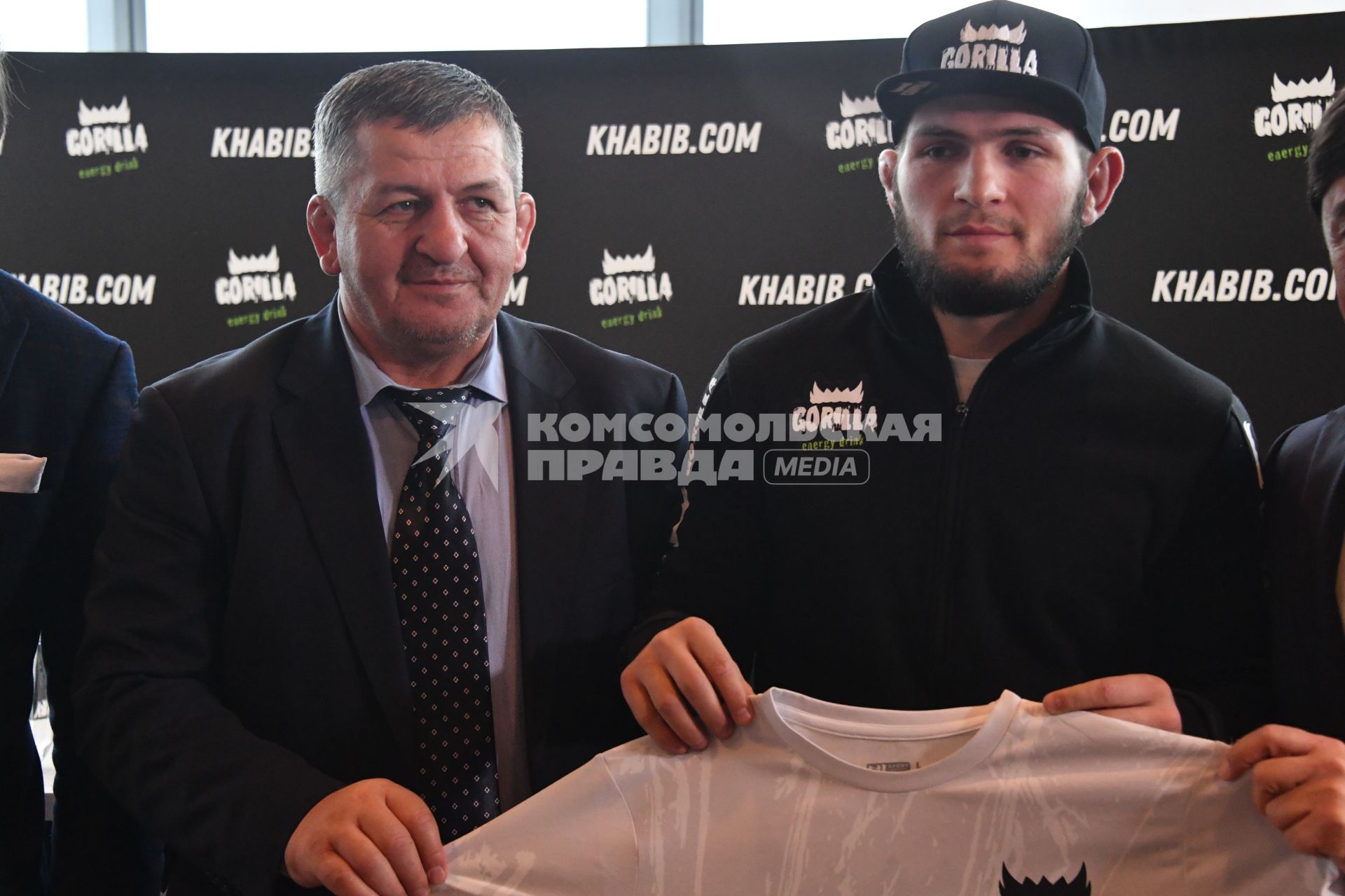 Москва. Российский боец смешанного стиля, чемпион UFC в легком весе Хабиб Нурмагомедов (справа) и его отец, тренер Абдулманап Нурмагомедов во время пресс-конференции.