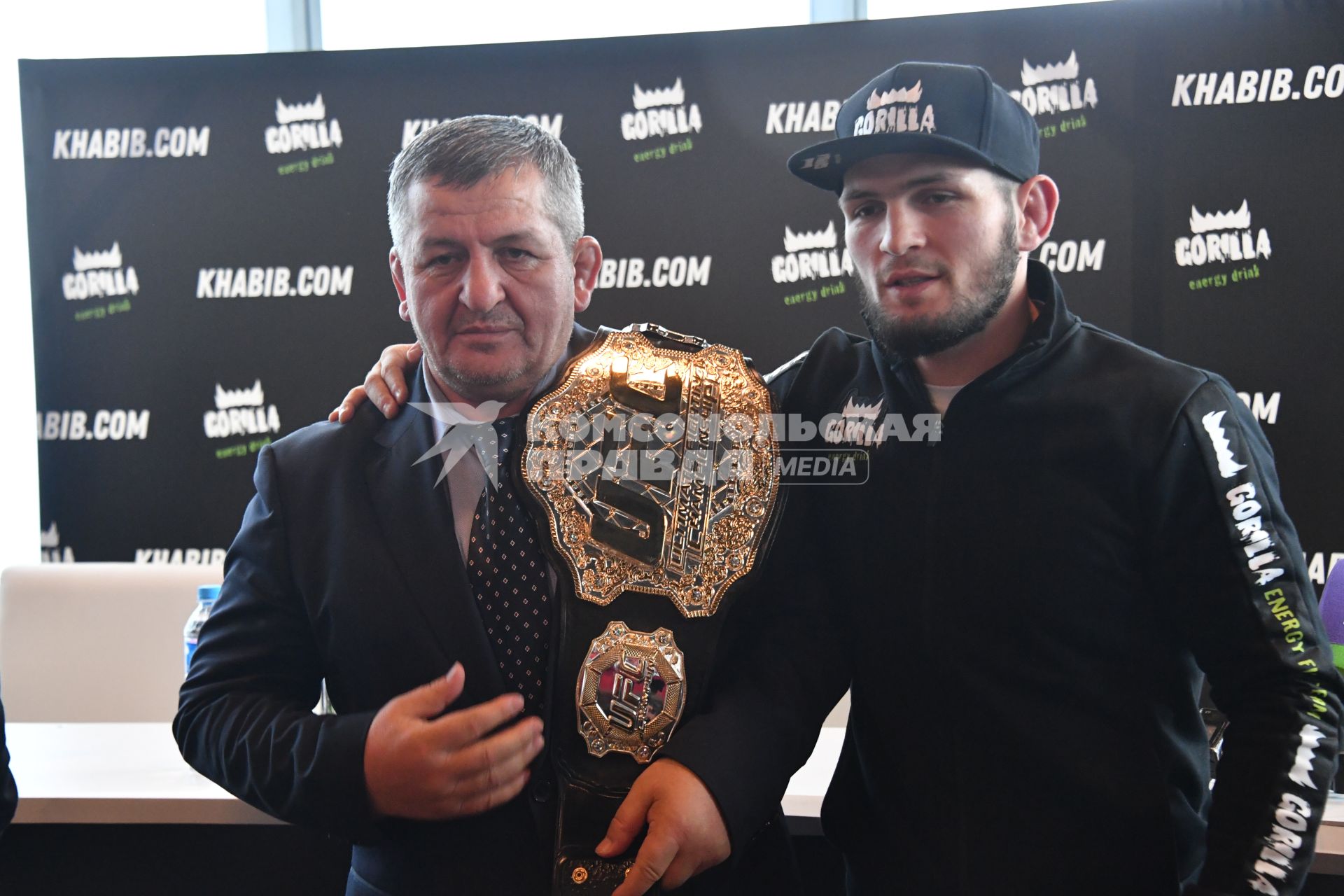 Москва. Российский боец смешанного стиля, чемпион UFC в легком весе Хабиб Нурмагомедов (справа) и его отец, тренер Абдулманап Нурмагомедов во время пресс-конференции.