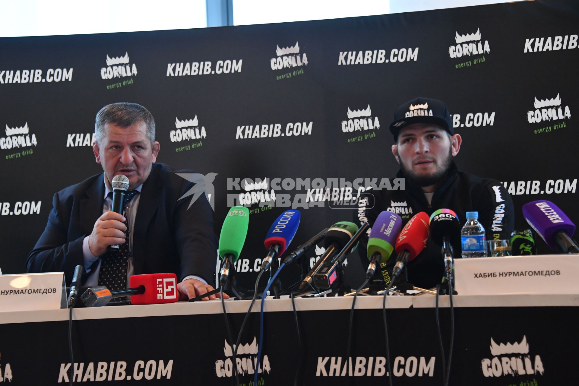 Москва. Российский боец смешанного стиля, чемпион UFC в легком весе Хабиб Нурмагомедов (справа) и его отец, тренер Абдулманап Нурмагомедов во время пресс-конференции.