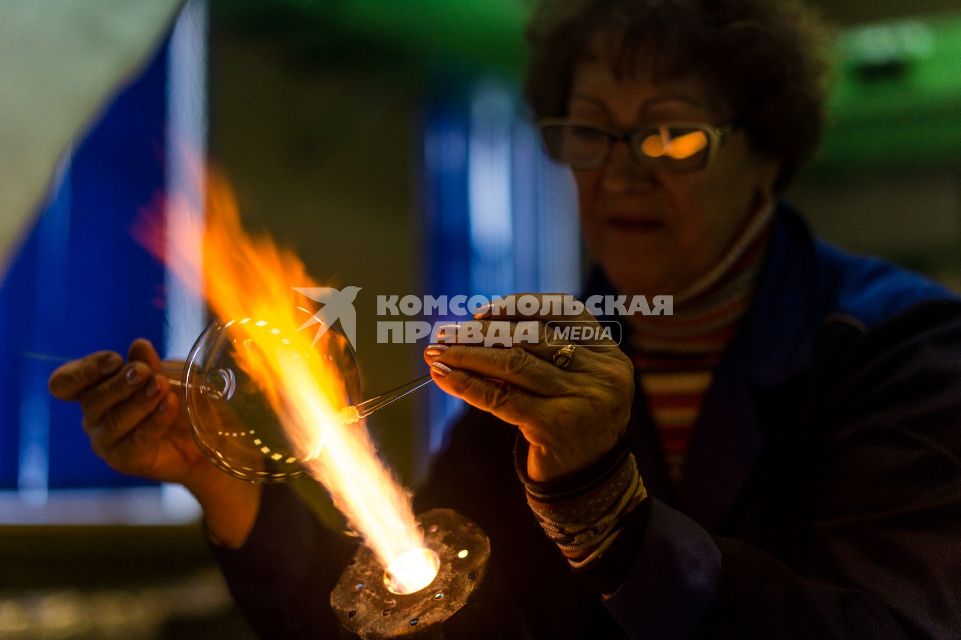 Красноярск. Цех производства стеклянных елочых украшений  на старейшей фабрике  `Бирюсинка`.