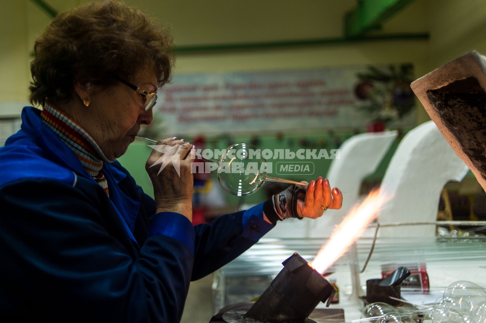 Красноярск. Цех производства стеклянных елочых украшений  на старейшей фабрике  `Бирюсинка`.