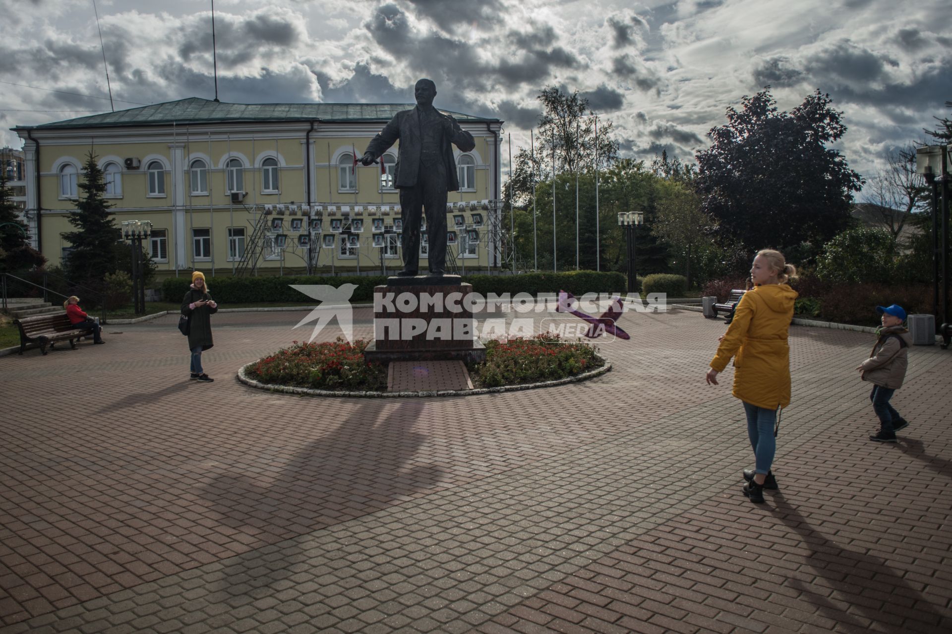 Московская область, Дмитров.   Памятник В.И.Ленину на Советской площади.