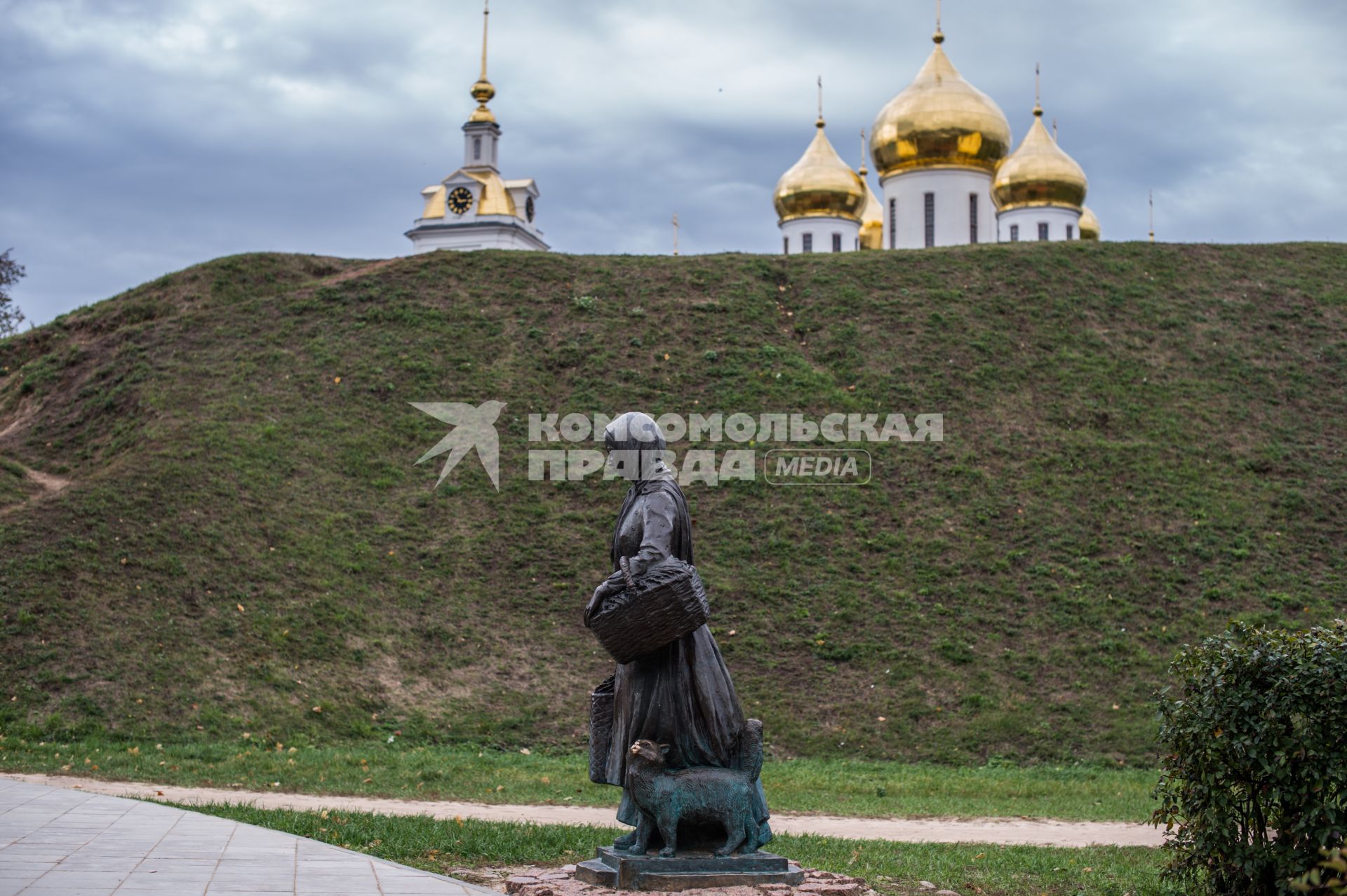 Московская область, Дмитров.  Памятник девушке-огороднице с котом.