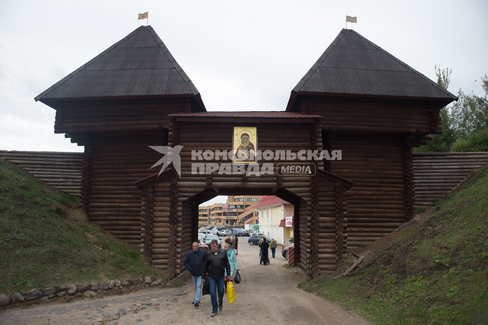 Московская область, Дмитров.  Никольские ворота Дмитровского кремля.