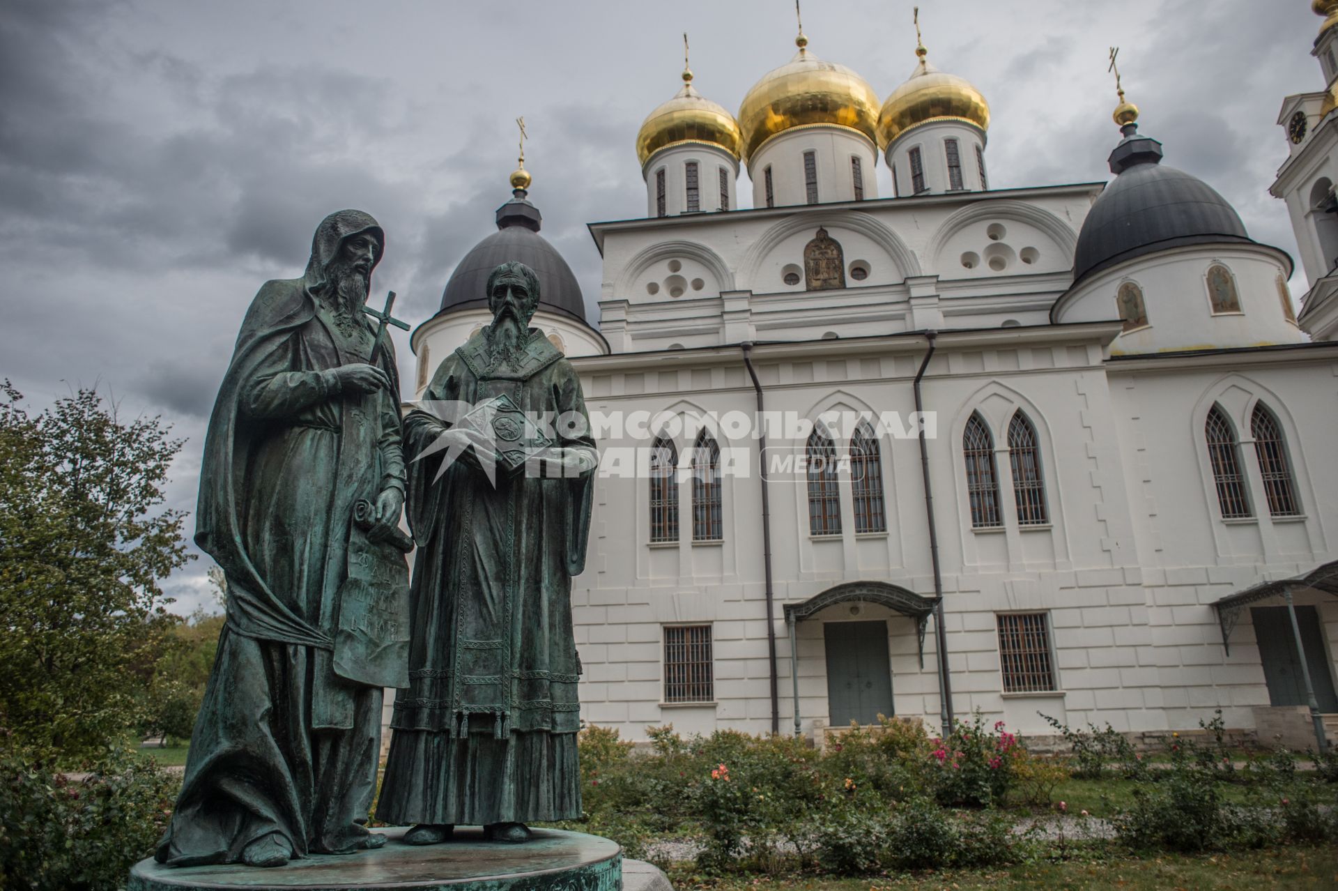 Московская область, Дмитров. Памятник Кириллу и Мефодию около Успенского собора Дмитровского кремля.