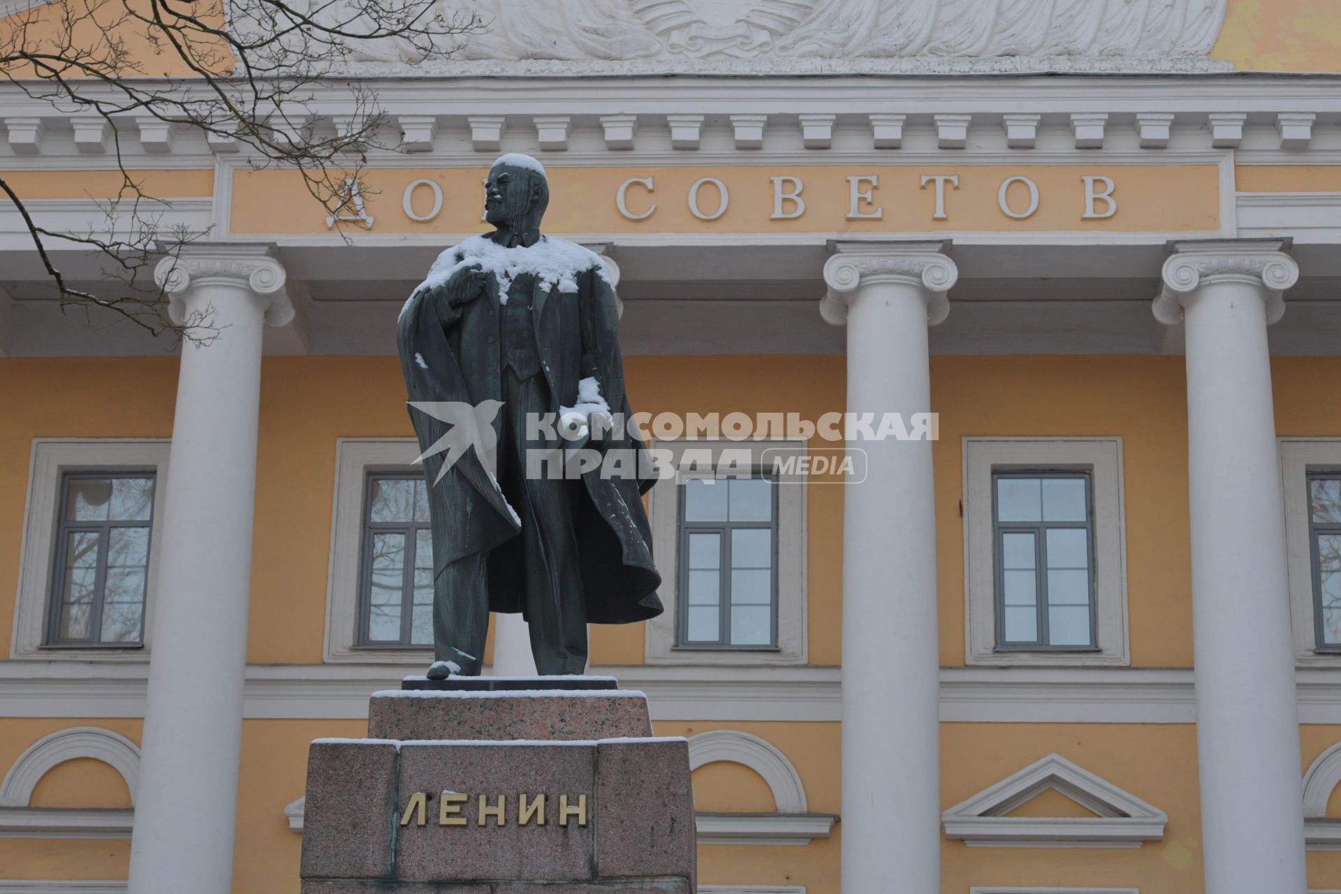 Псковская область, Псков. Памятник Владимиру Ленину у здания городской администрации.