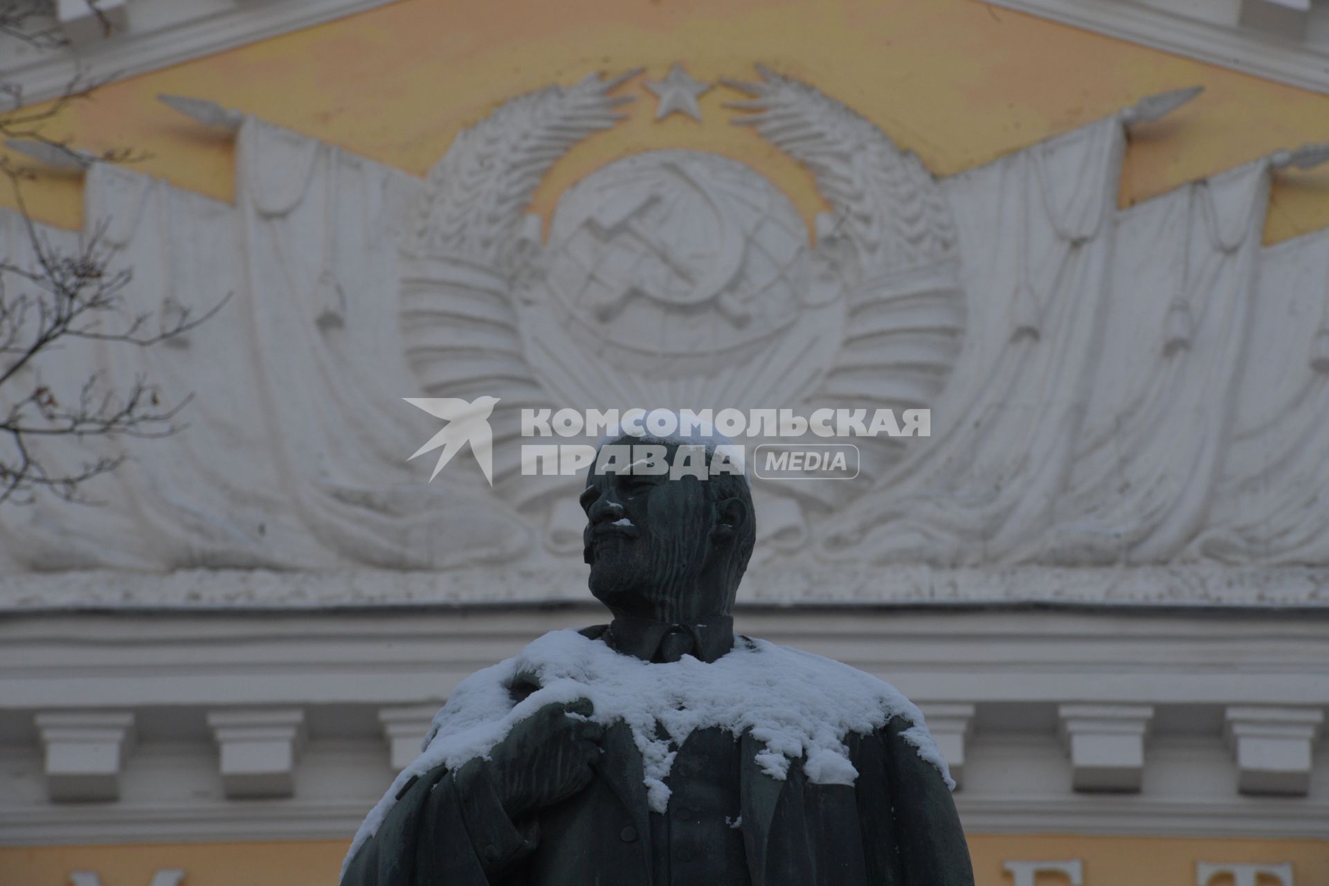 Псковская область, Псков. Памятник Владимиру Ленину у здания городской администрации.