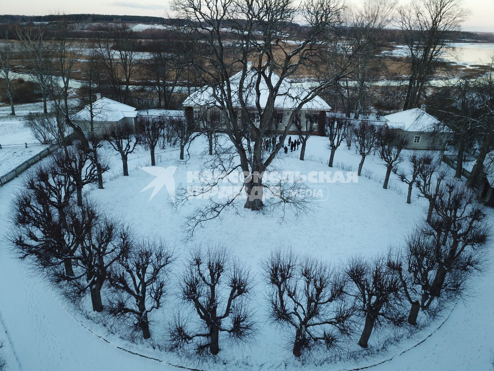 Псковская область, Пушкинские Горы, Михайловское. Вид сверху на  музей-усадьбу Ганибалов-Пушкиных на территории Государственного мемориального историко-литературного и природно-ландшафтного музея-заповедника.