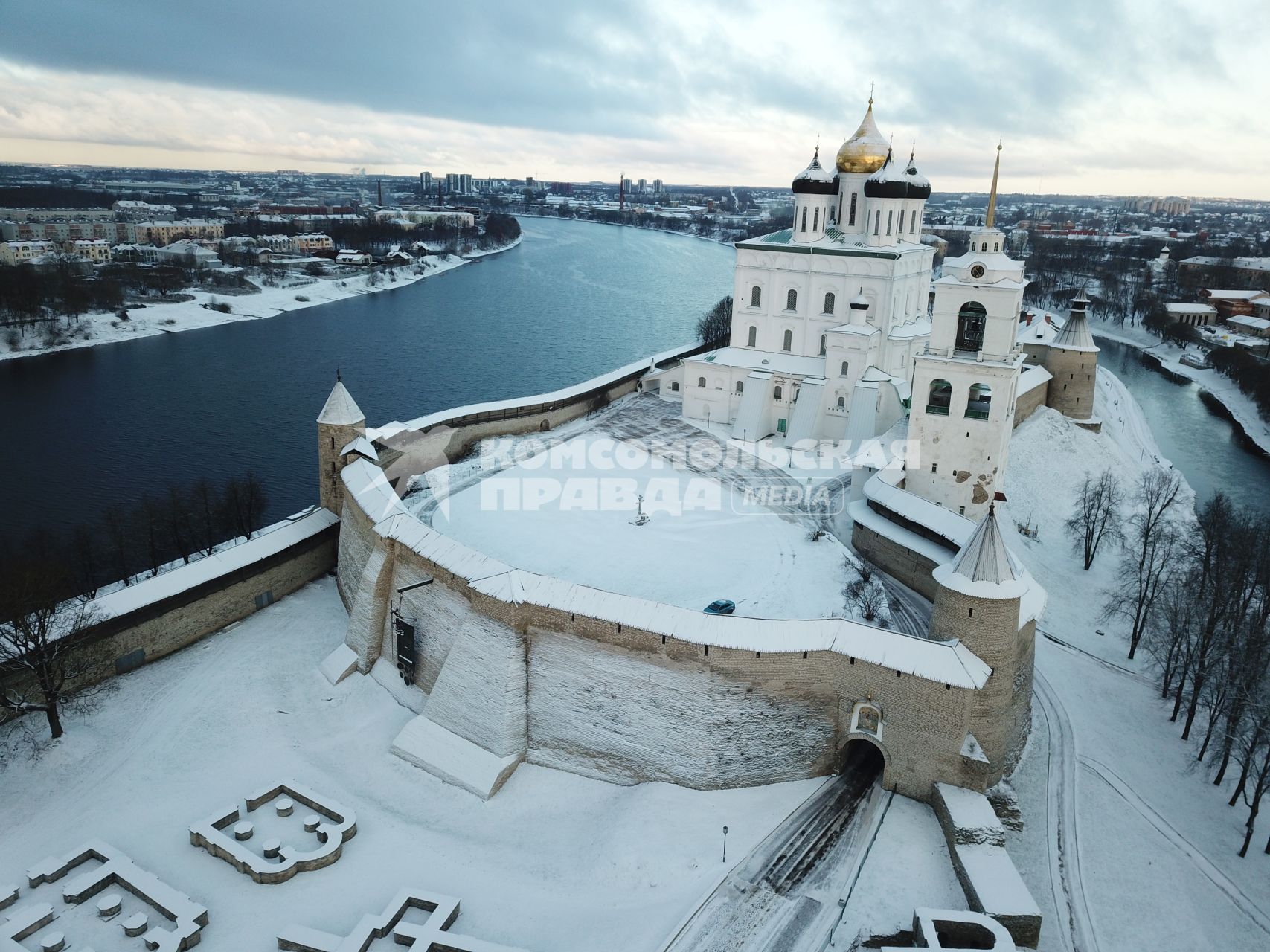 Псковская область, Псков. Вид сверху на Псковский Кремль.