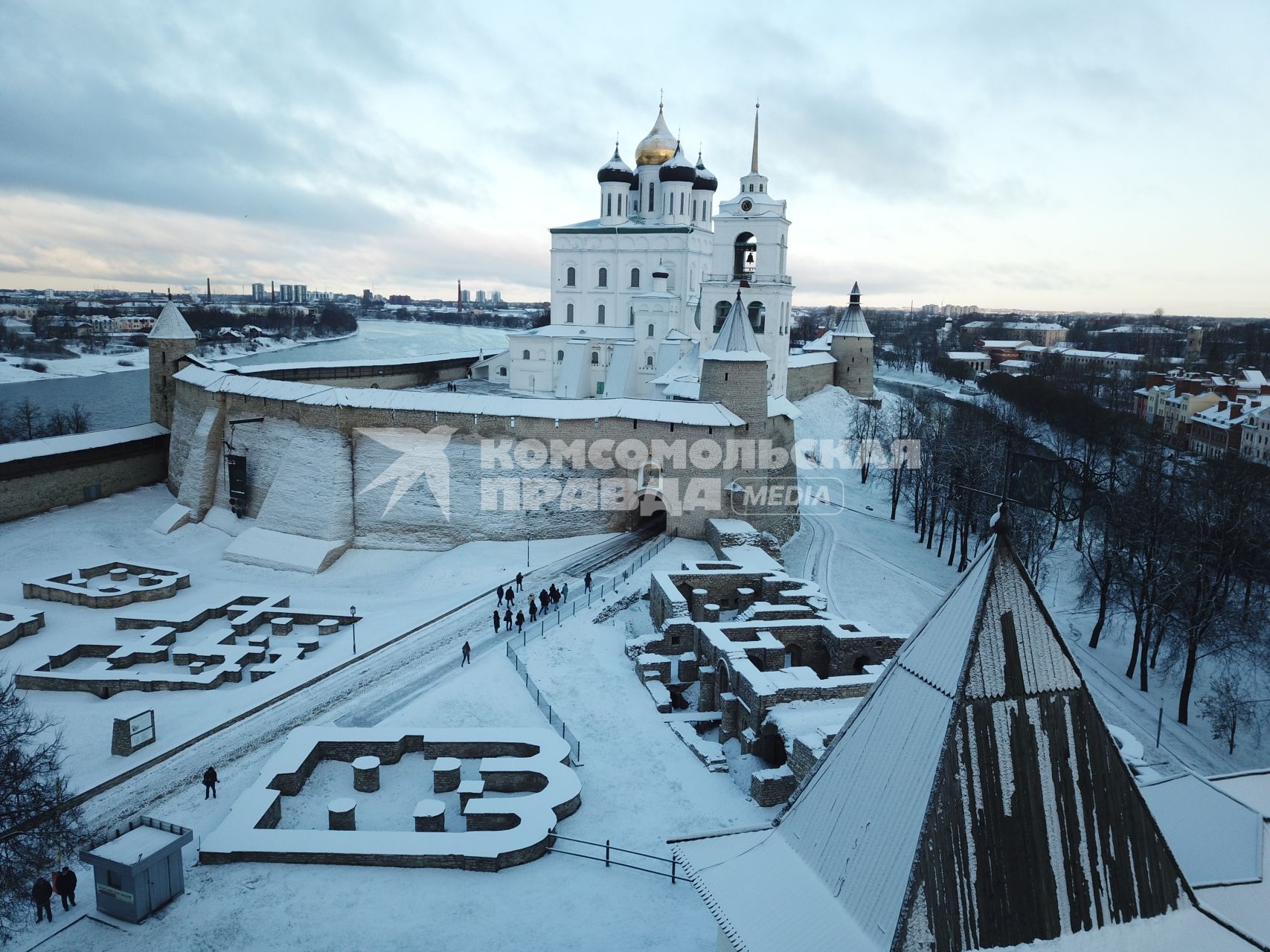 Псковская область, Псков. Вид сверху на Псковский Кремль.