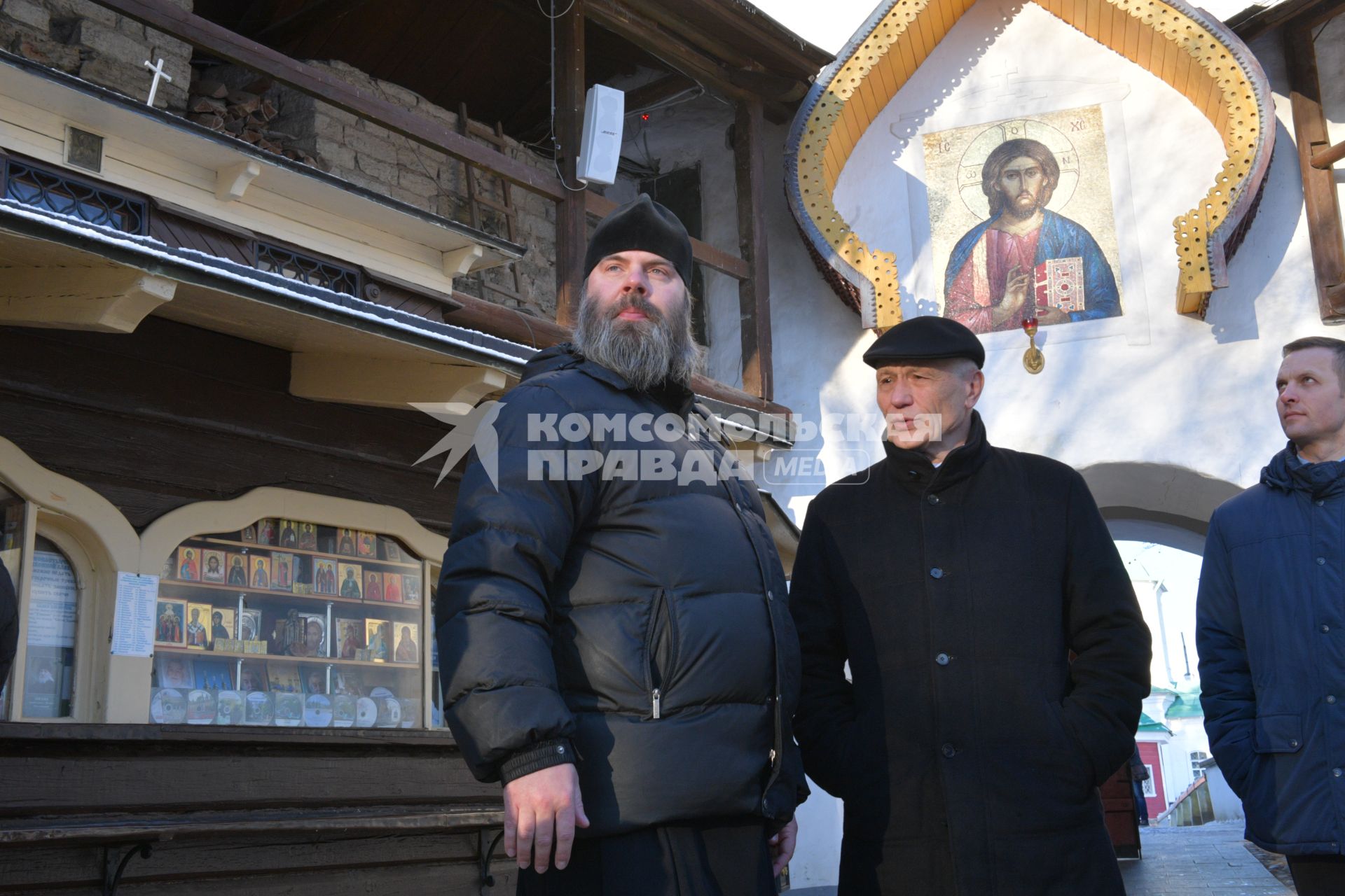 Псков. Госсекретарь Союзного государства Григорий Рапота  (справа)  в сопровождении отца Прохора  осматривает Свято-Успенский Псково-Печерский монастырь.