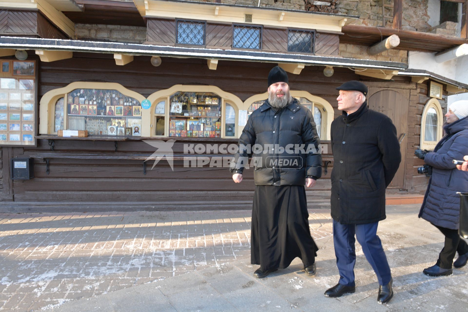 Псков. Госсекретарь Союзного государства Григорий Рапота  (справа)  в сопровождении отца Прохора  осматривает Свято-Успенский Псково-Печерский монастырь.