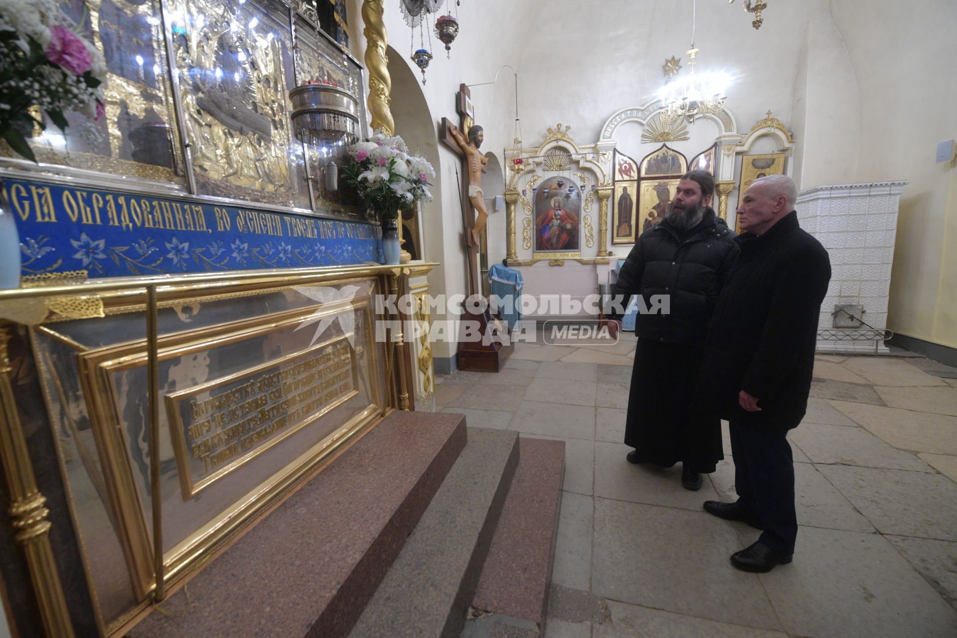 Псков. Госсекретарь Союзного государства Григорий Рапота  (справа)  в сопровождении отца Прохора  осматривает Свято-Успенский Псково-Печерский монастырь.