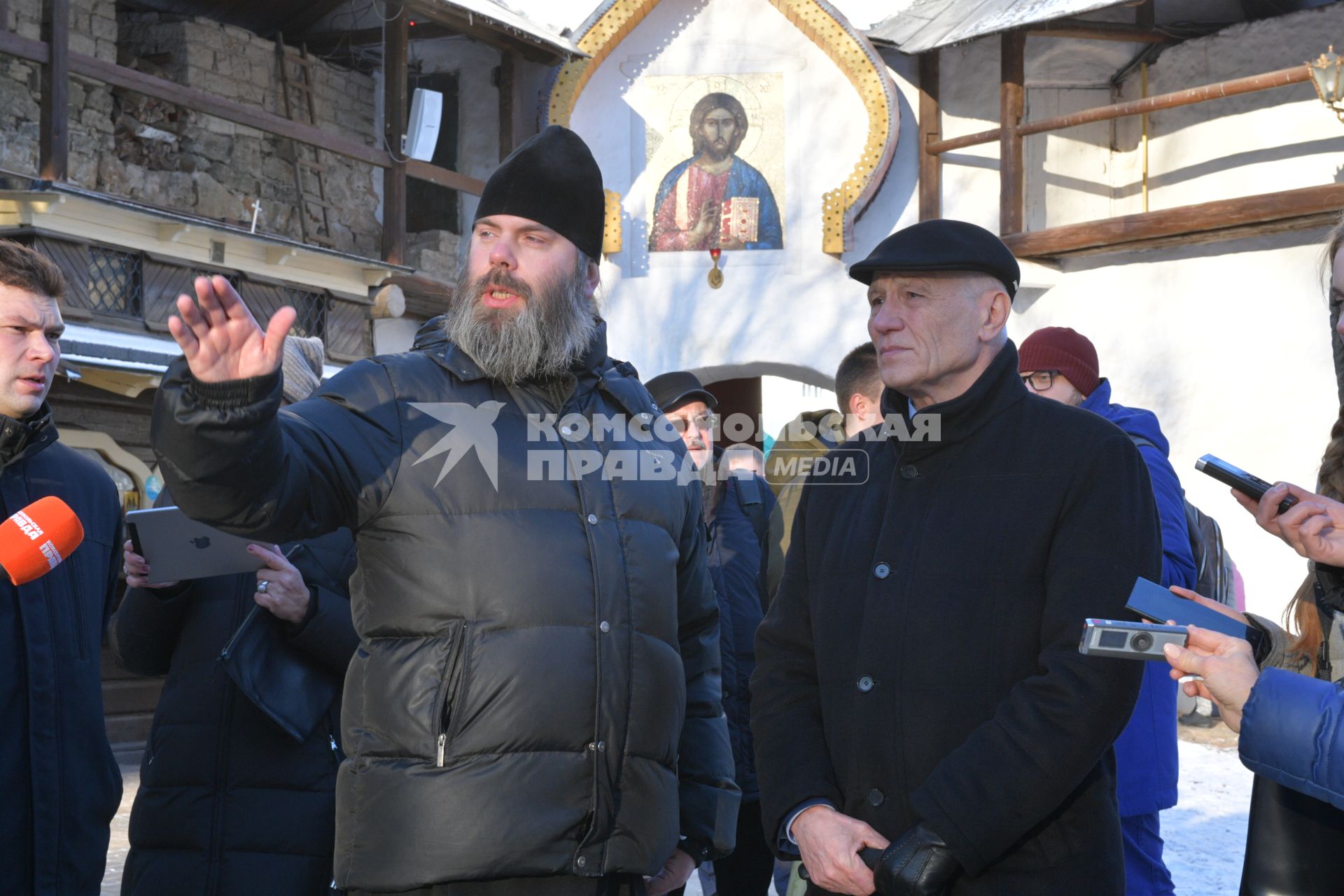 Псков. Госсекретарь Союзного государства Григорий Рапота  (справа)  в сопровождении отца Прохора  осматривает Свято-Успенский Псково-Печерский монастырь.