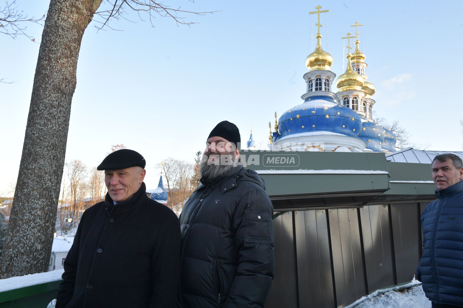 Псков. Госсекретарь Союзного государства Григорий Рапота  (слева)  в сопровождении отца Прохора  осматривает Свято-Успенский Псково-Печерский монастырь.