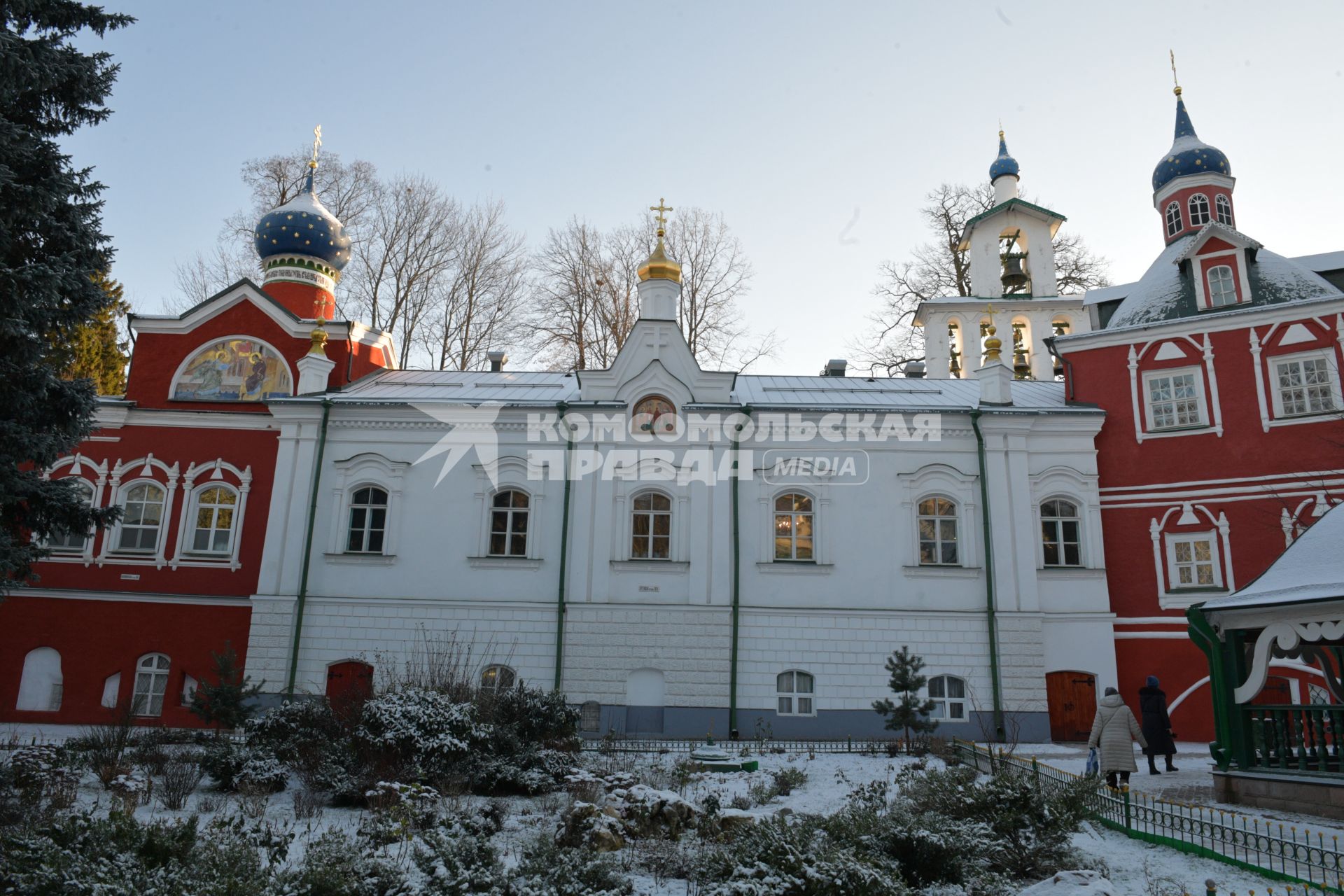 Псков. Церкви  Свято-Успенского Псково-Печерского монастыря.