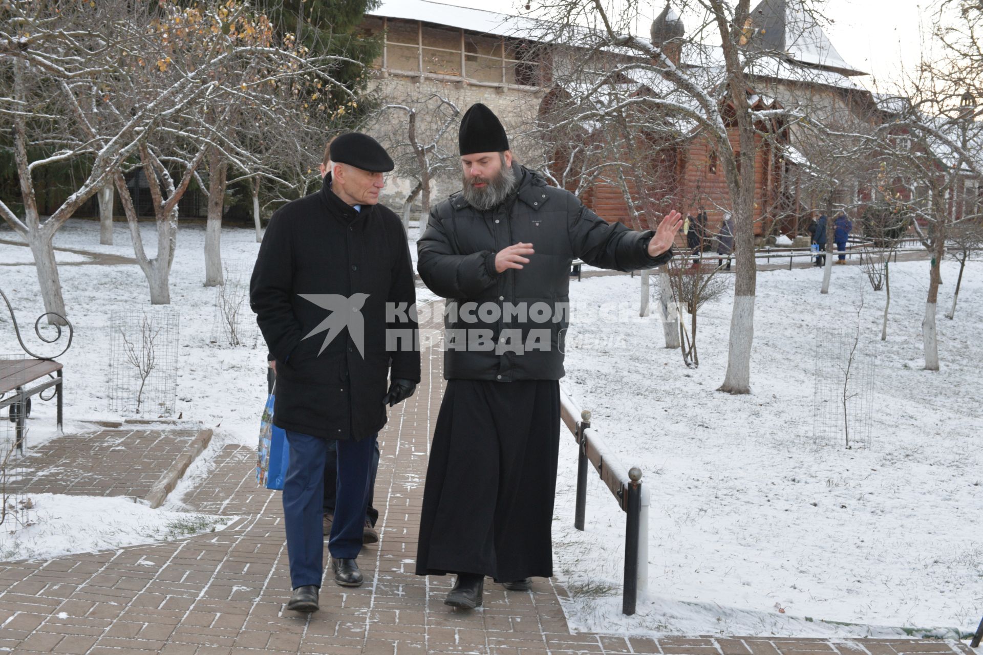 Псков. Госсекретарь Союзного государства Григорий Рапота  (слева)  в сопровождении отца Прохора  осматривает Свято-Успенский Псково-Печерский монастырь.