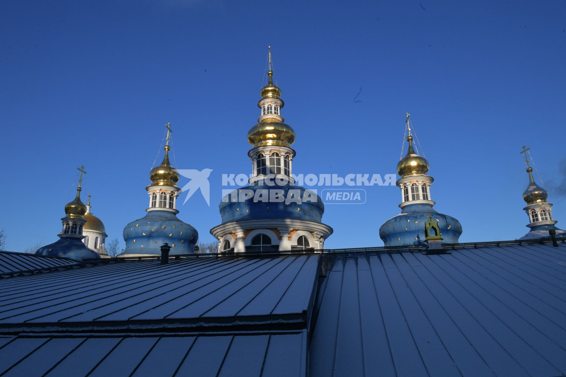 Псков. Церкви  Свято-Успенского Псково-Печерского монастыря.