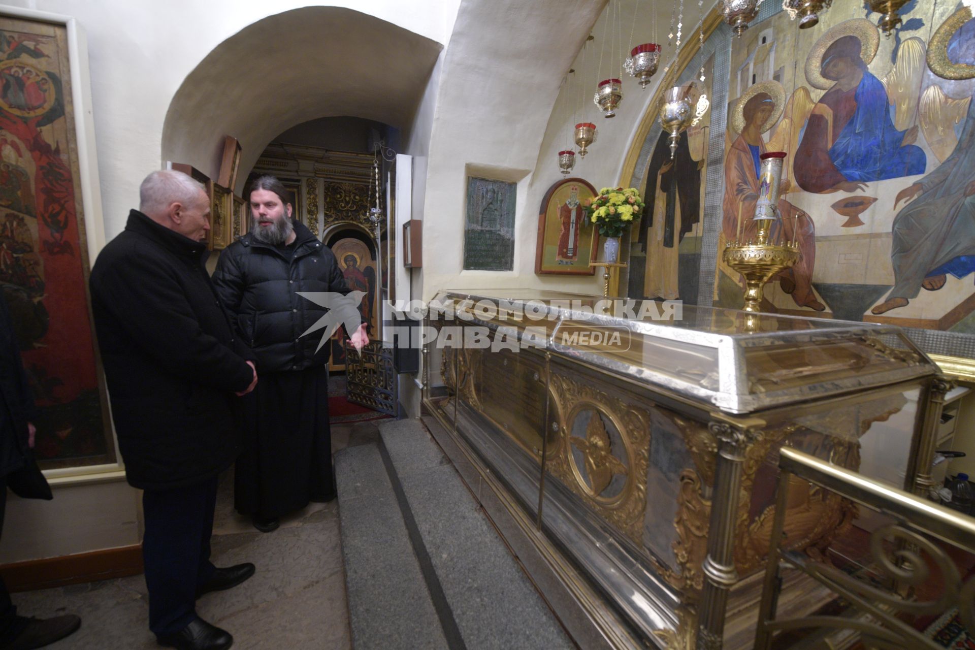 Псков. Госсекретарь Союзного государства Григорий Рапота  (слева)  в сопровождении отца Прохора  осматривает Свято-Успенский Псково-Печерский монастырь.