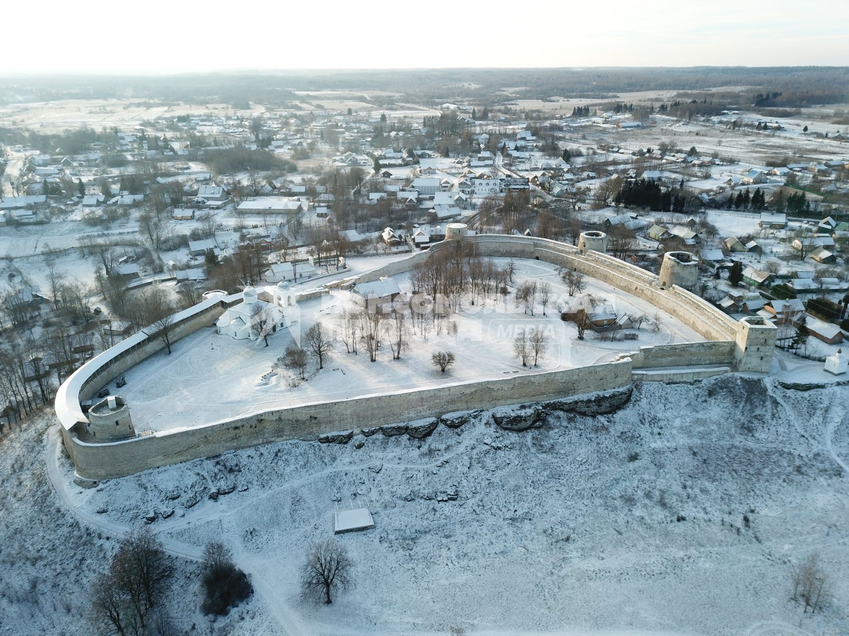 Псковская область, Изборск. Вид сверху на Изборскую крепость.