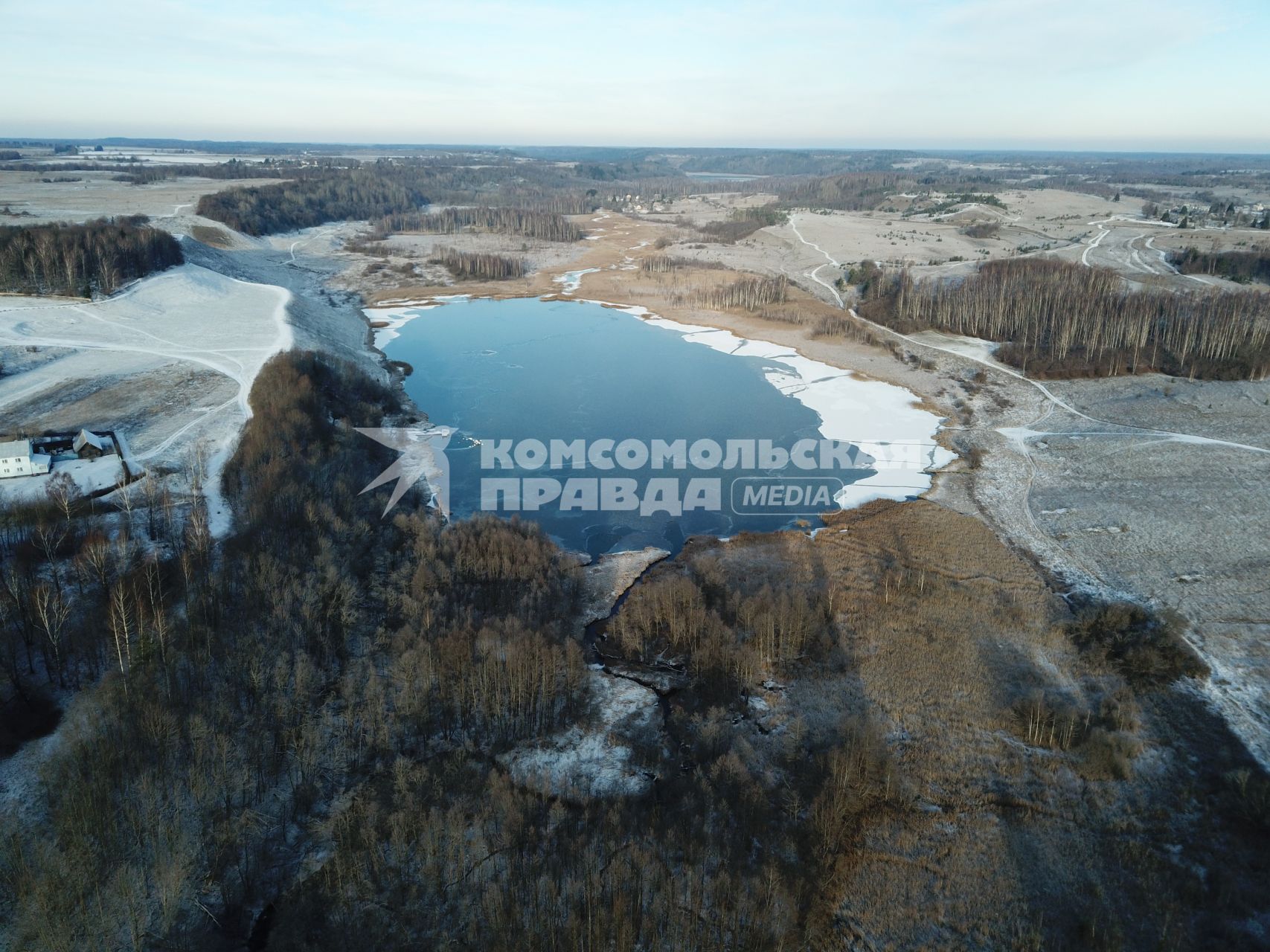 Псковская область, Изборск. Вид сверху на Городищенское озеро.