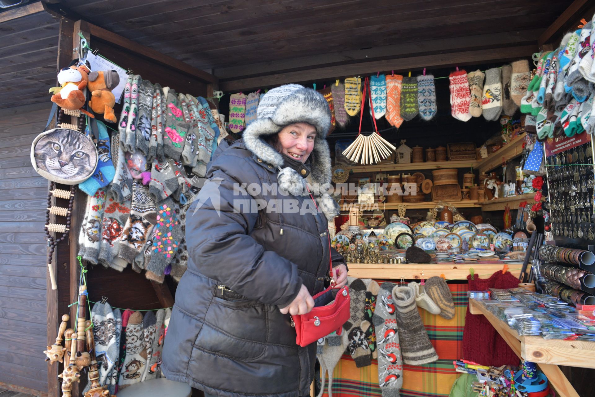 Псковская область, Изборск. Женщина продает сувениры.