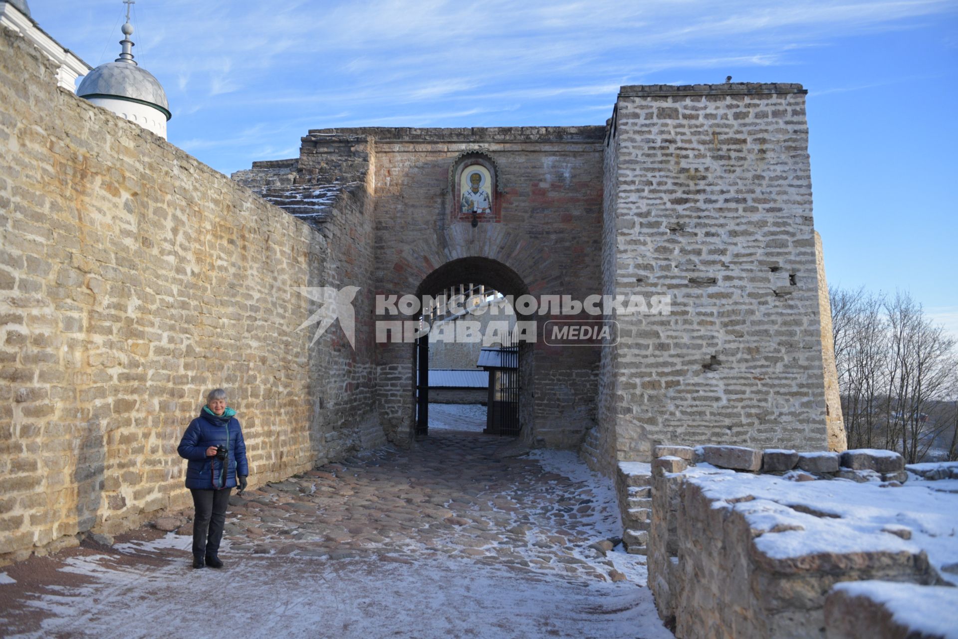 Псковская область, Изборск. Крепостные стены и ворота Изборской крепости.