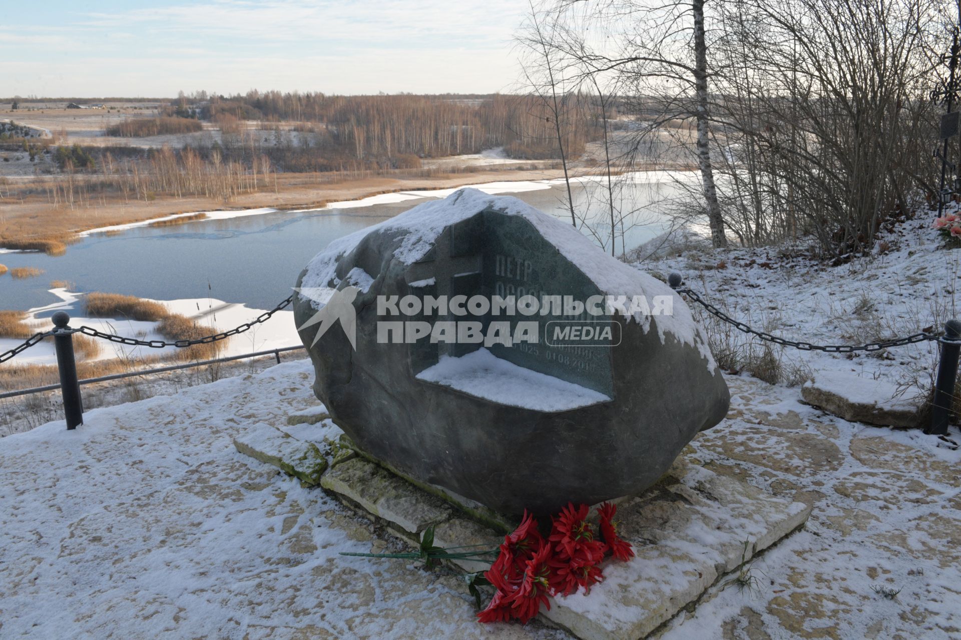 Псковская область, Изборск. Могила художника Петра Оссовского.