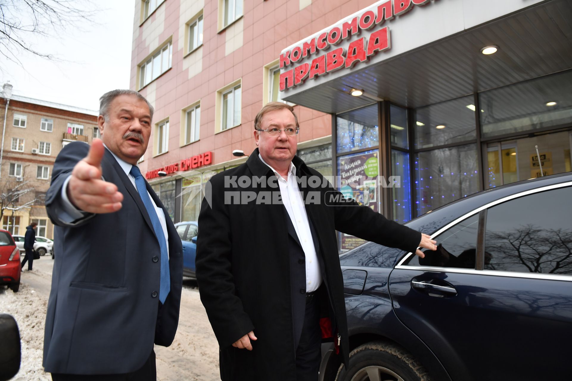 Москва. Корреспондент `Комсомольской правды` Александр Гамов (слева) встречает государственного и политического деятеля Сергея Степашина у редакции `Комсомольская правда`.