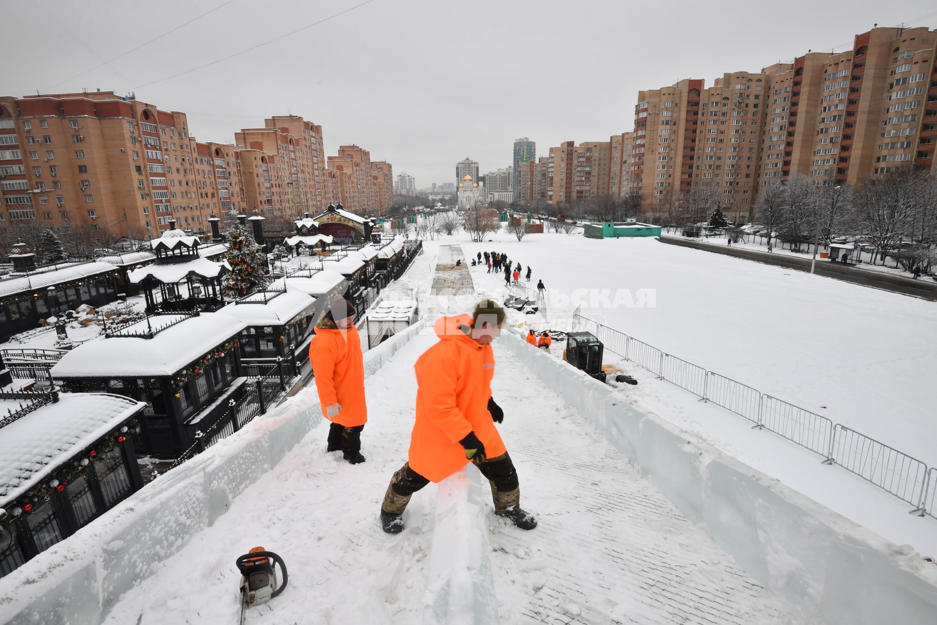 Москва. Подготовка снежного покрова на горе для праздничных новогодних гуляний на Профсоюзной улице .