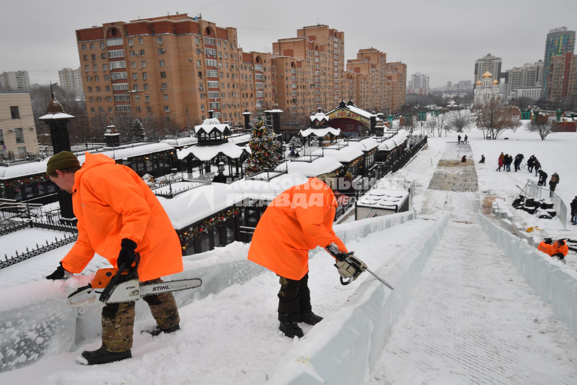 Москва. Подготовка снежного покрова на горе для праздничных новогодних гуляний на Профсоюзной улице .