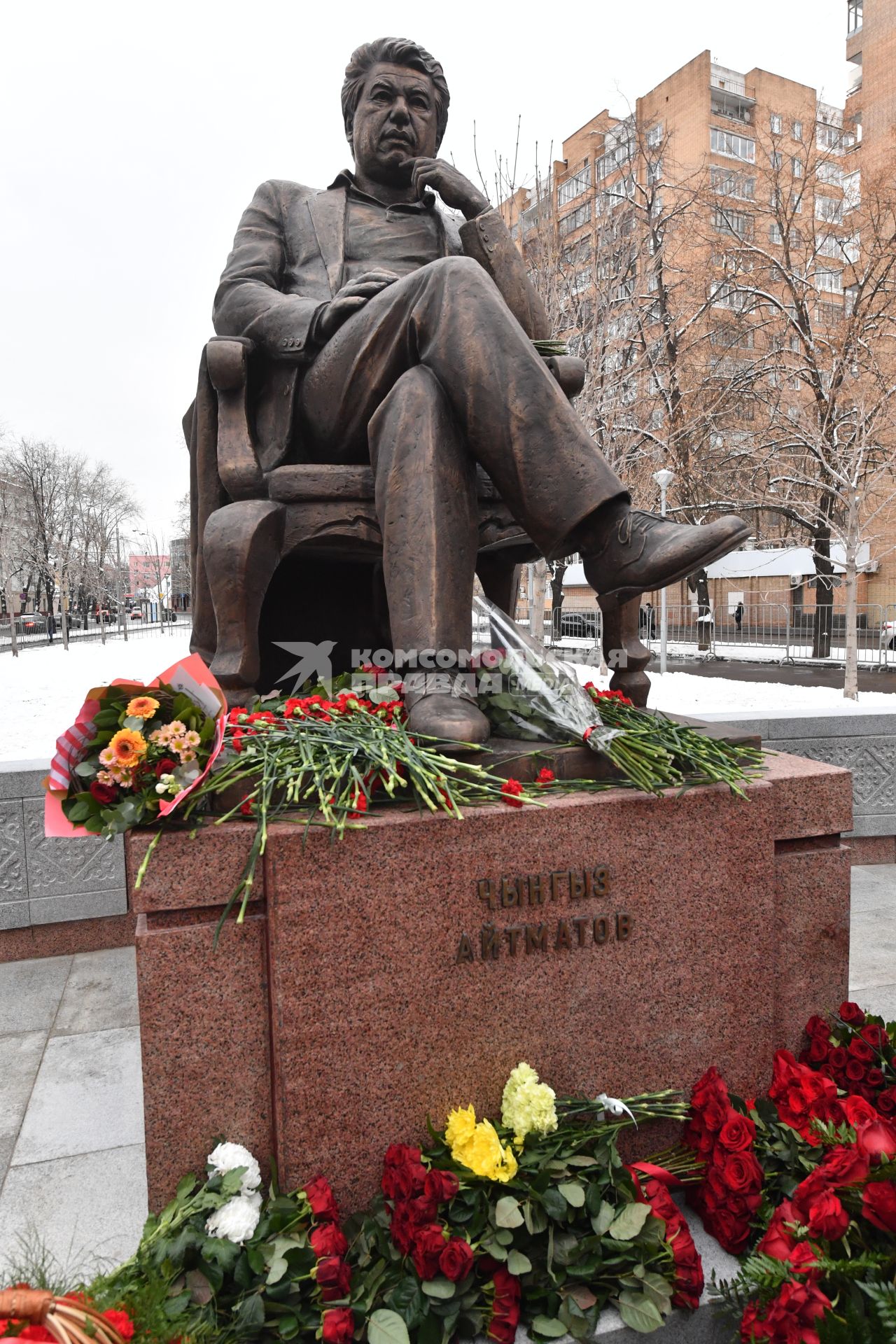 Москва.    Памятник писателю Чингизу Айтматову в именном сквере писателя в Даниловском районе.