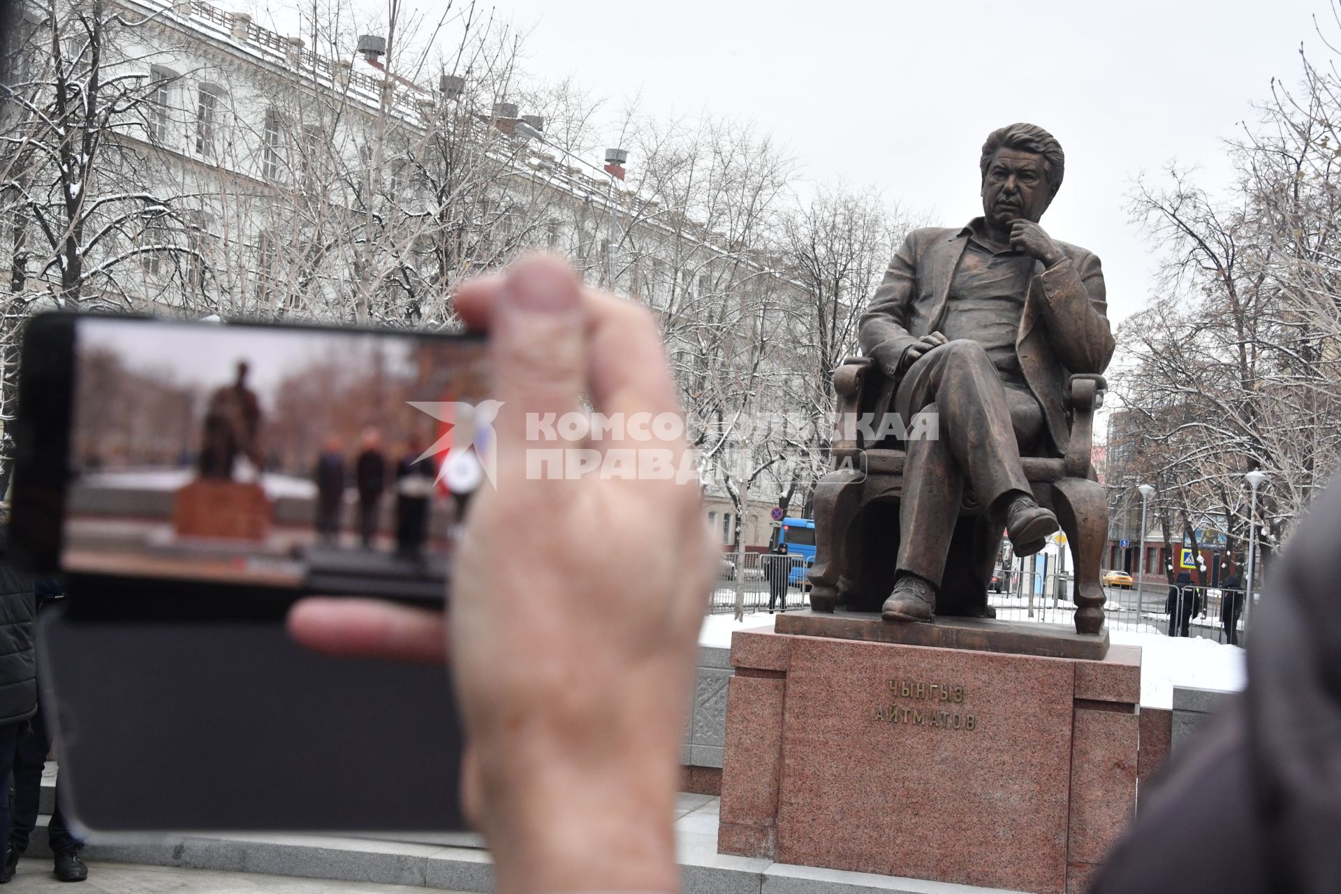 Москва.    Памятник писателю Чингизу Айтматову в именном сквере писателя в Даниловском районе.