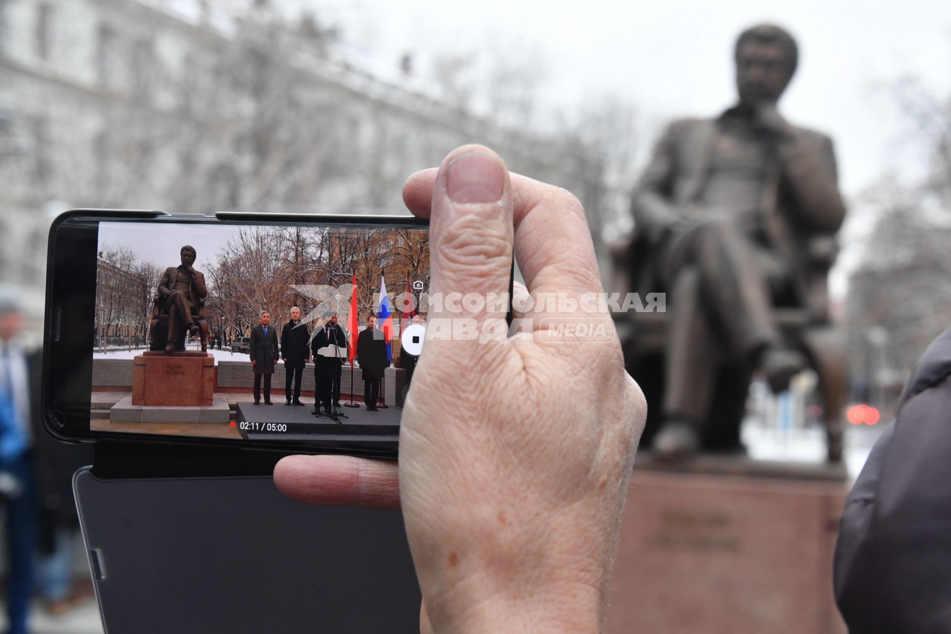 Москва. Посол Киргизии в РФ Болот Отунбаев и мэр Москвы Сергей Собянин (слева направо)  на церемонии открытия памятника писателю  Чингизу Айтматову в именном сквере писателя в Даниловском районе.