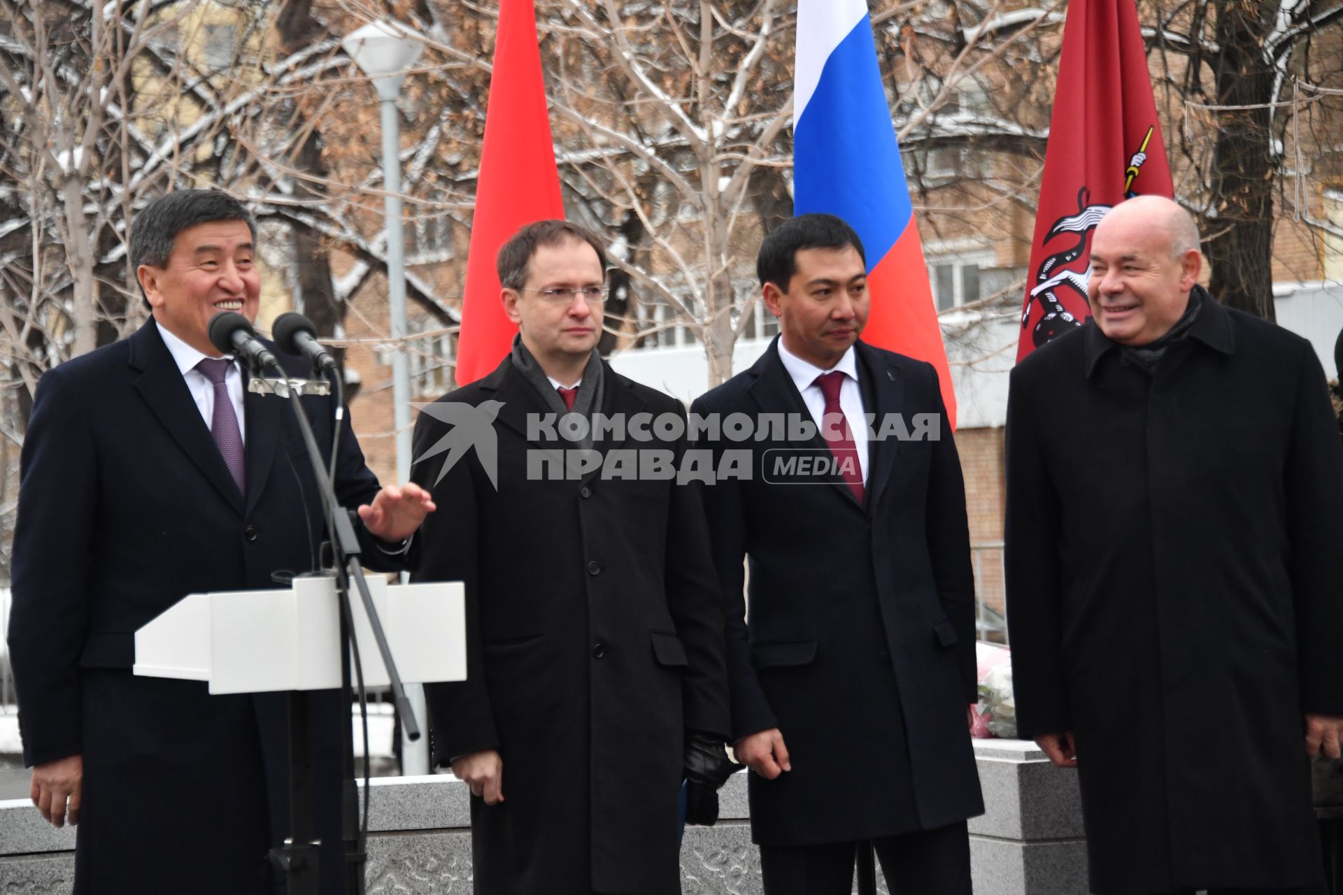 Москва. Президент Киргизии Сооронбай Жээнбеков, министр культуры РФ Владимир Мединский, министр культуры Киргизии Азамат Жаманкулов и специальный представитель президента РФ по международному культурному сотрудничеству Михаил Швыдкой (слева направо)  на церемонии открытия памятника писателю  Чингизу Айтматову в именном сквере писателя в Даниловском районе.