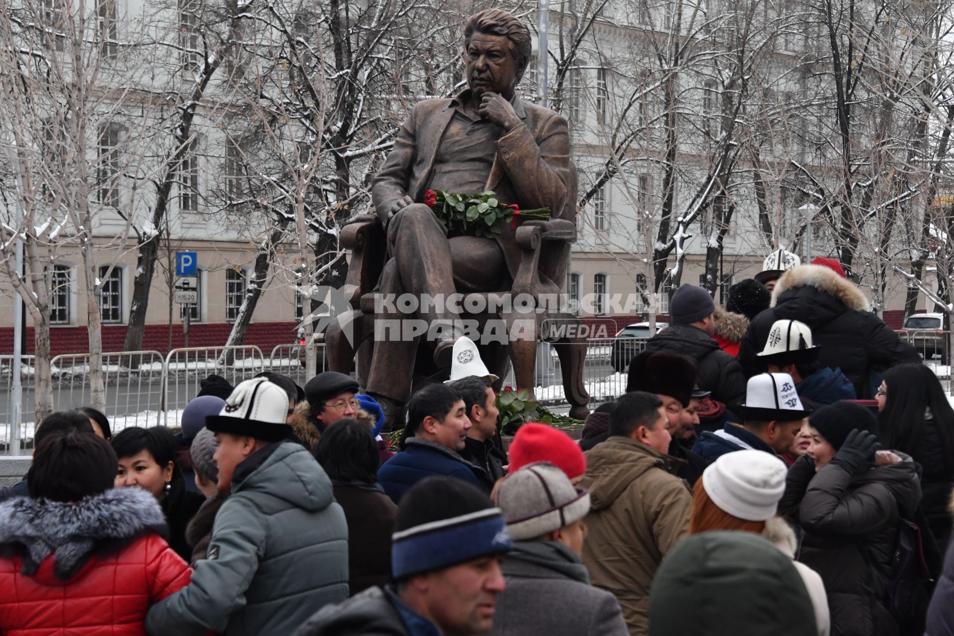 Москва.    Памятник писателю Чингизу Айтматову в именном сквере писателя в Даниловском районе.