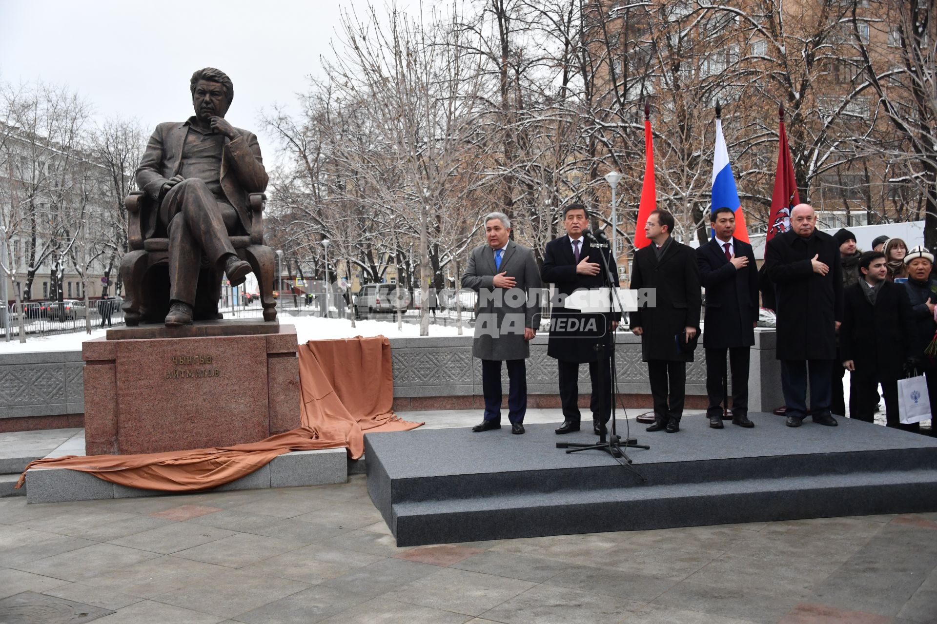 Москва. Посол Киргизии в РФ Болот Отунбаев, президент Киргизии Сооронбай Жээнбеков, министр культуры РФ Владимир Мединский, министр культуры Киргизии Азамат Жаманкулов и специальный представитель президента РФ по международному культурному сотрудничеству Михаил Швыдкой (слева направо)  на церемонии открытия памятника писателю  Чингизу Айтматову в именном сквере писателя в Даниловском районе.