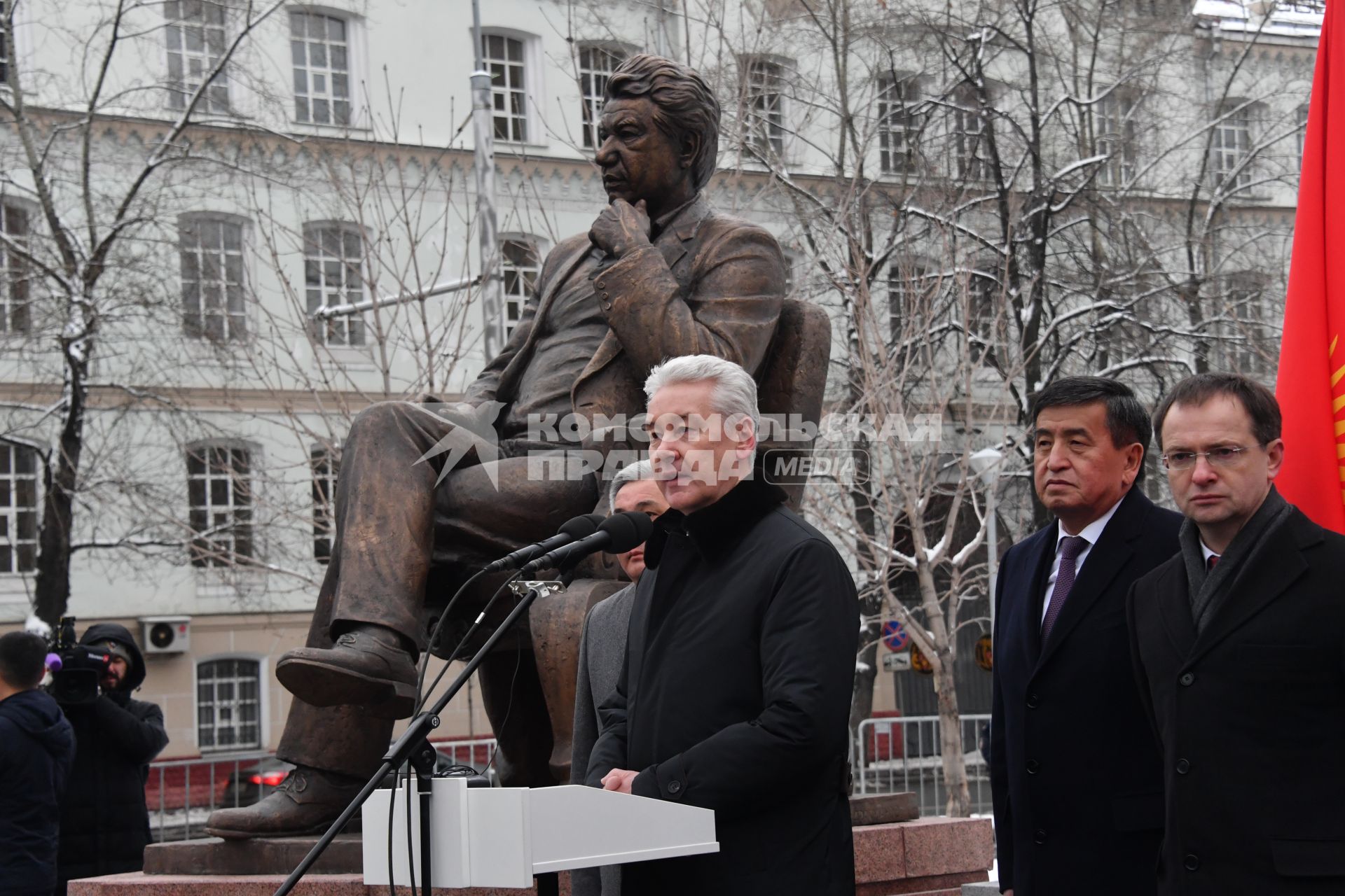 Москва.  Мэр Москвы Сергей Собянин, президент Киргизии Сооронбай Жээнбеков и министр культуры РФ Владимир Мединский (слева направо)  на церемонии открытия памятника писателю  Чингизу Айтматову в именном сквере писателя в Даниловском районе.