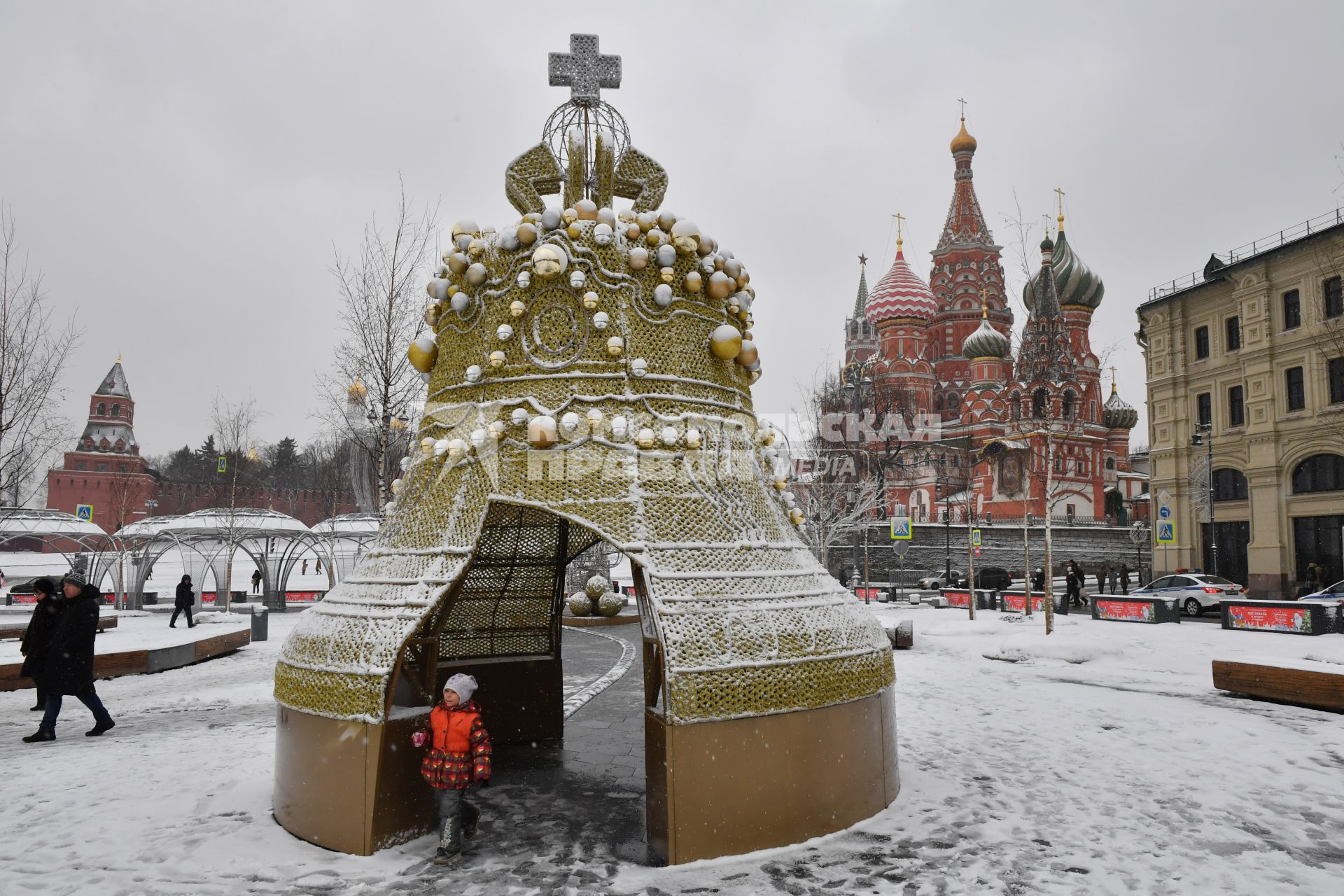 Москва. Новогоднее оформление на Васильевском спуске.