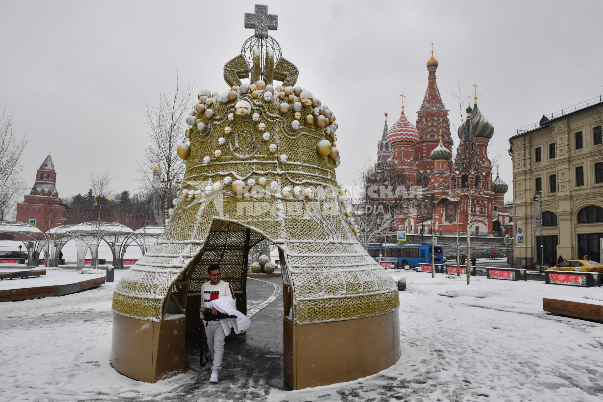 Москва. Новогоднее оформление на Васильевском спуске.