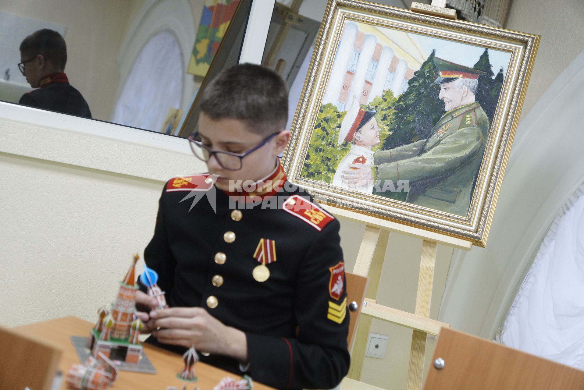 Екатеринбург. Екатеринбургское суворовское военное училище. День открытых дверей. Суворовцы во время занятий в студии живописи